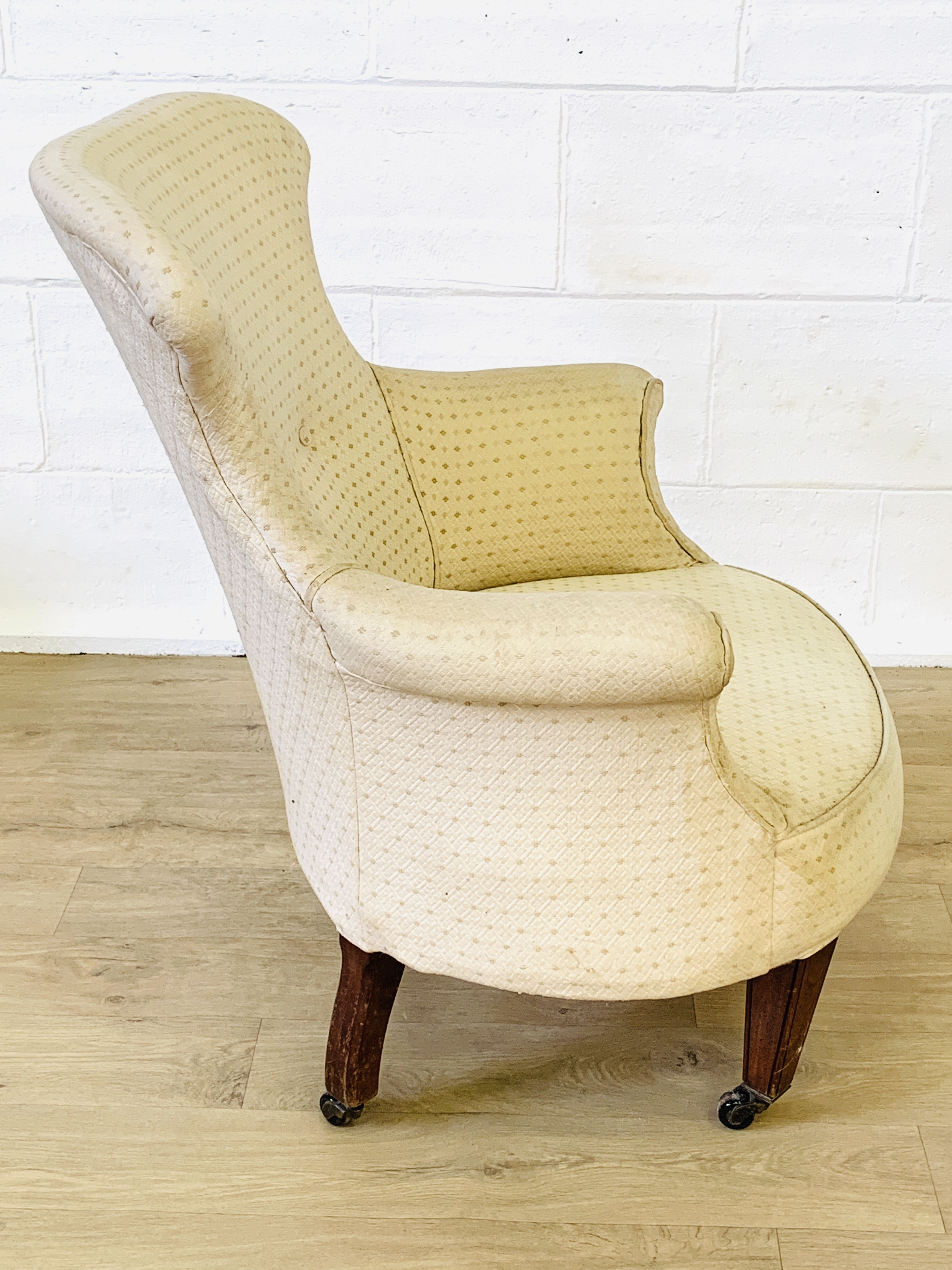 Cream upholstered button back bedroom armchair - Image 4 of 4