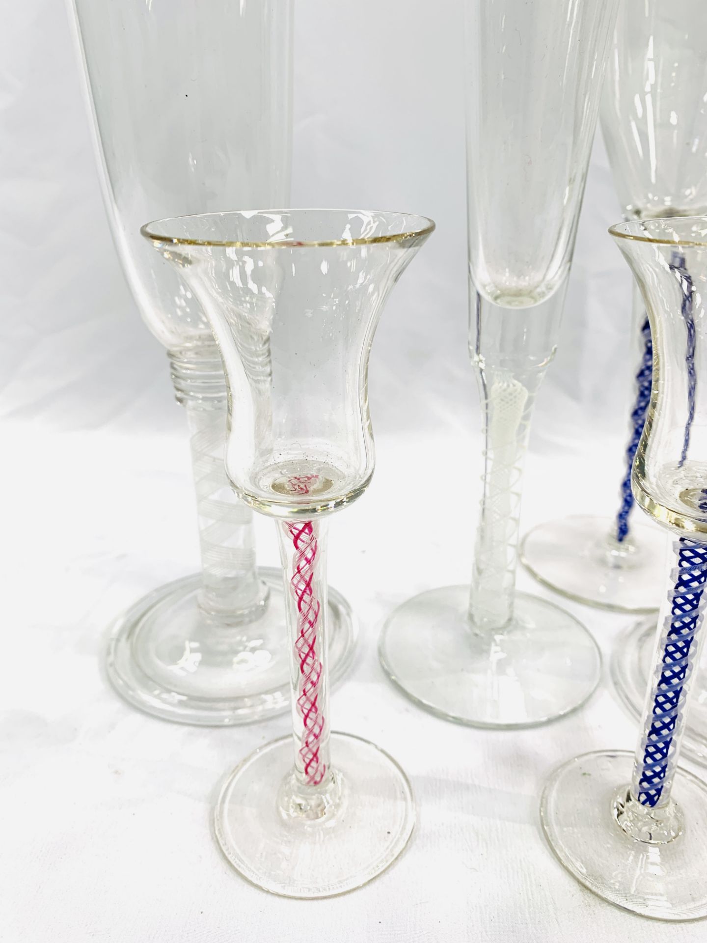 Six wine glasses with air twist stems - Bild 3 aus 5