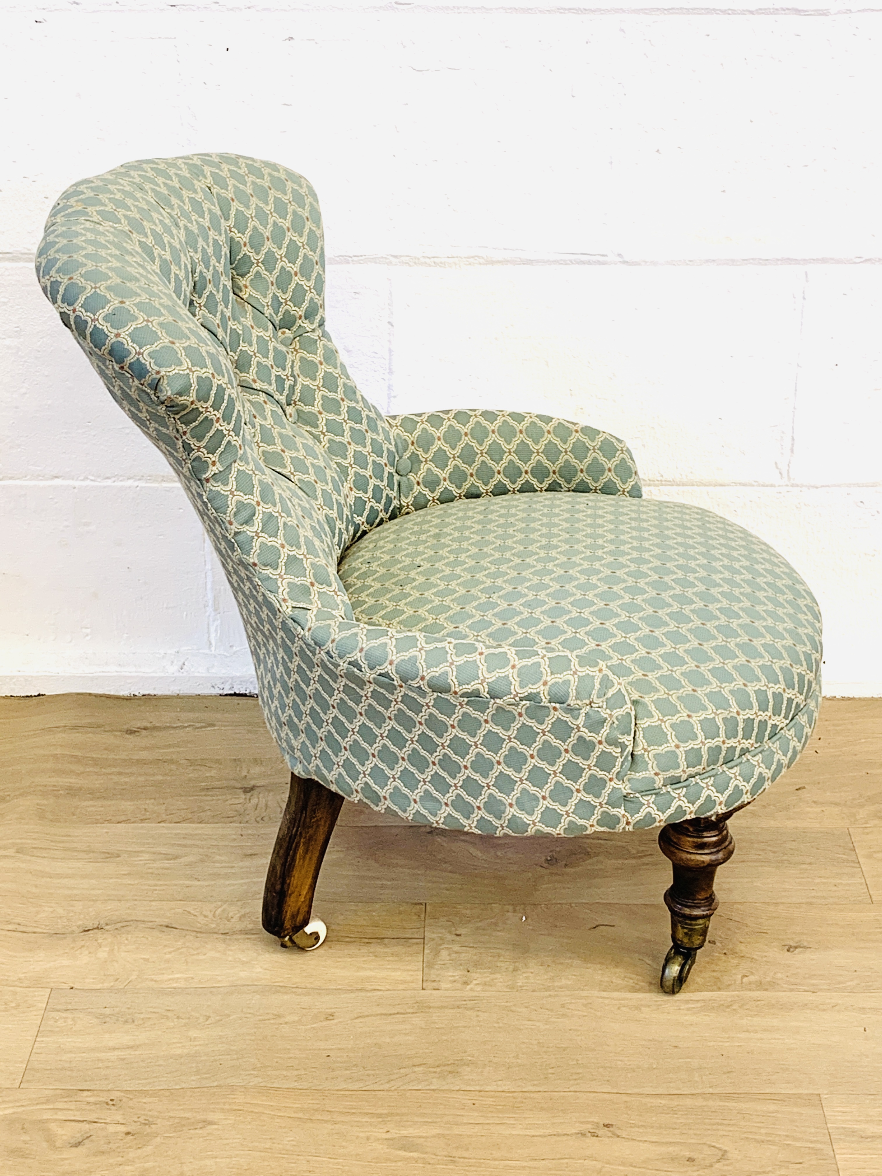 Upholstered button back bedroom chair - Image 4 of 5