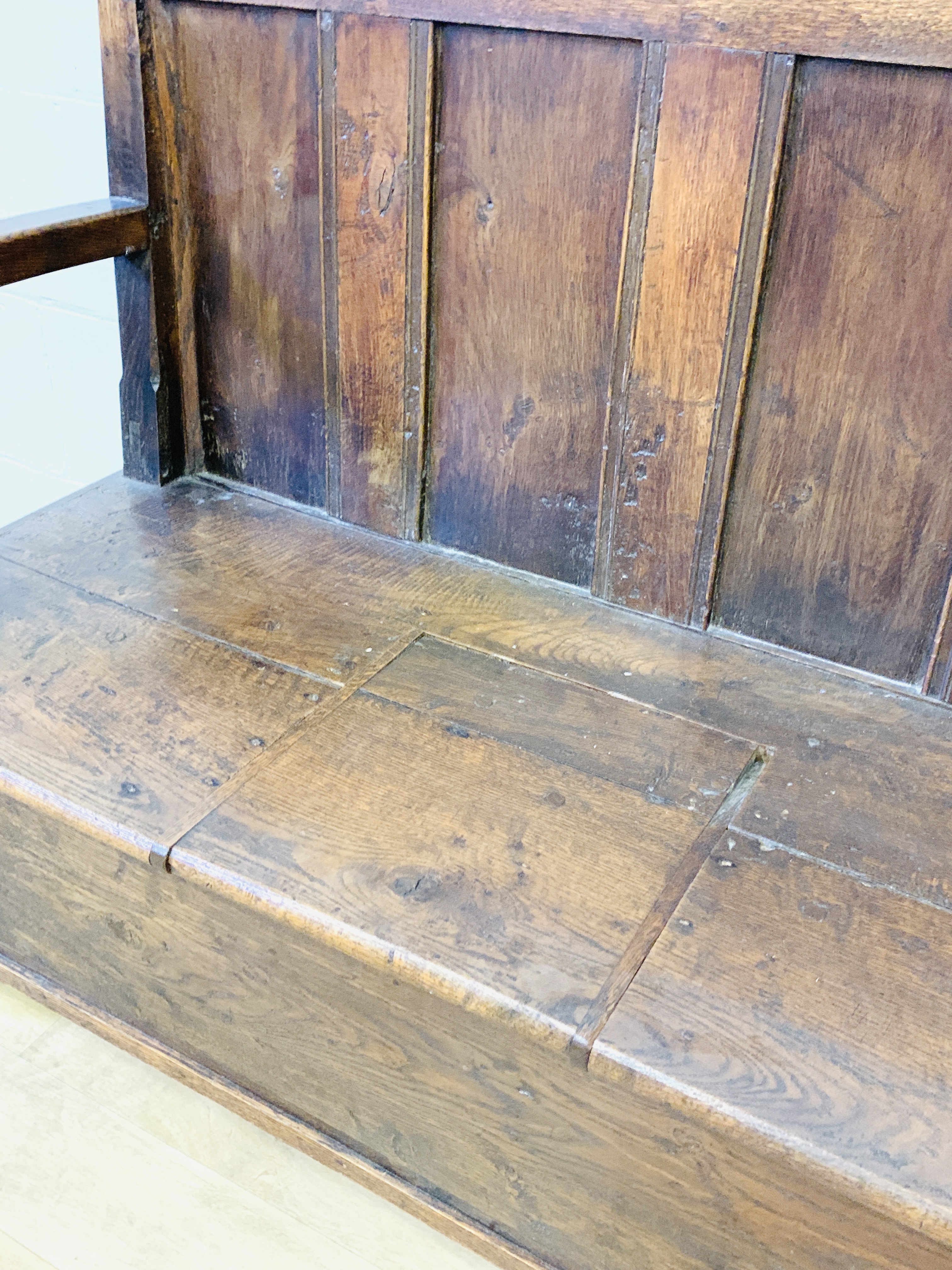 Oak settle with panel back - Image 7 of 7