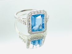 18ct gold aquamarine and diamond ring