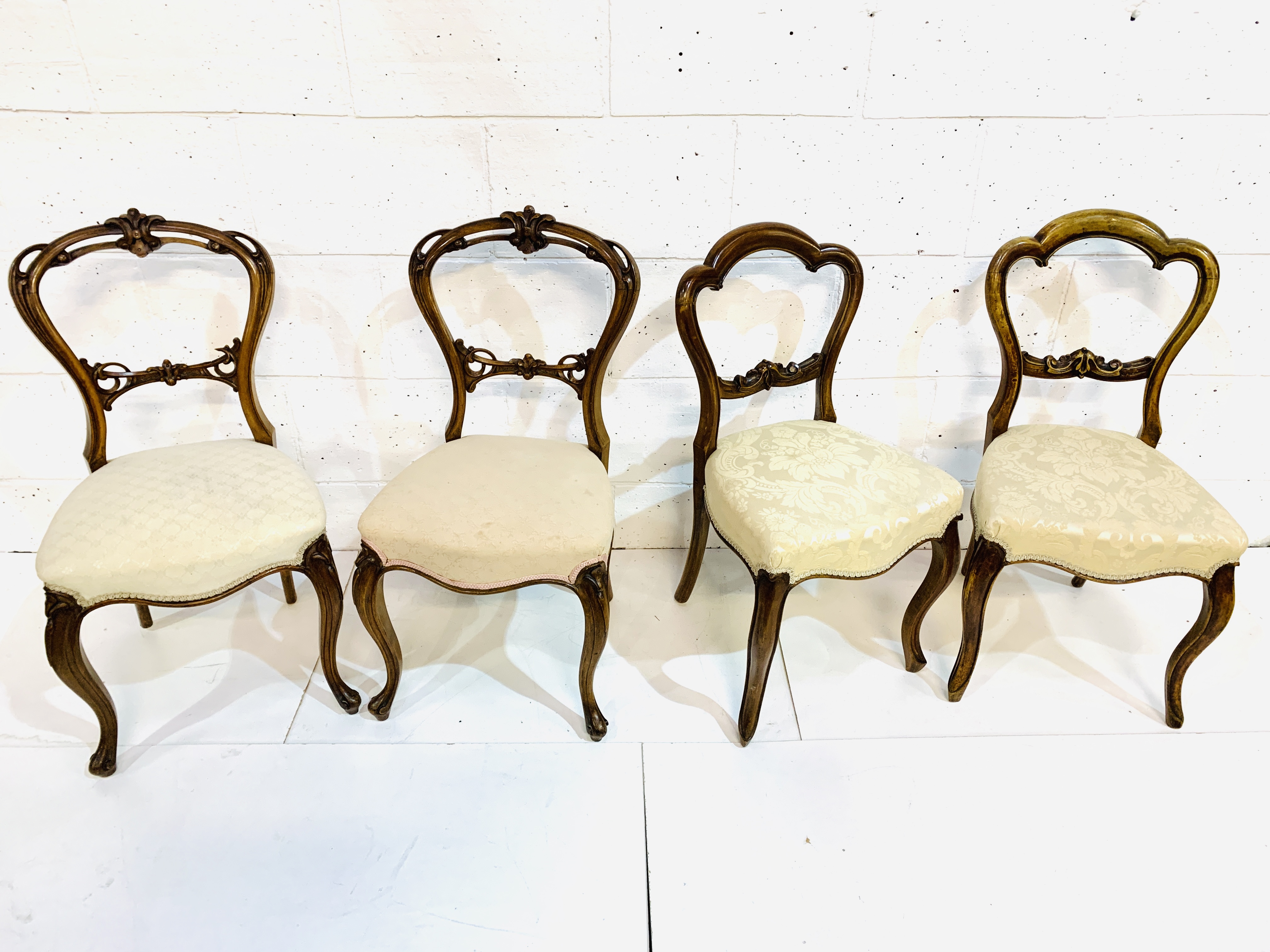 Two pairs of Victorian mahogany framed balloon back dining chairs. - Image 5 of 5