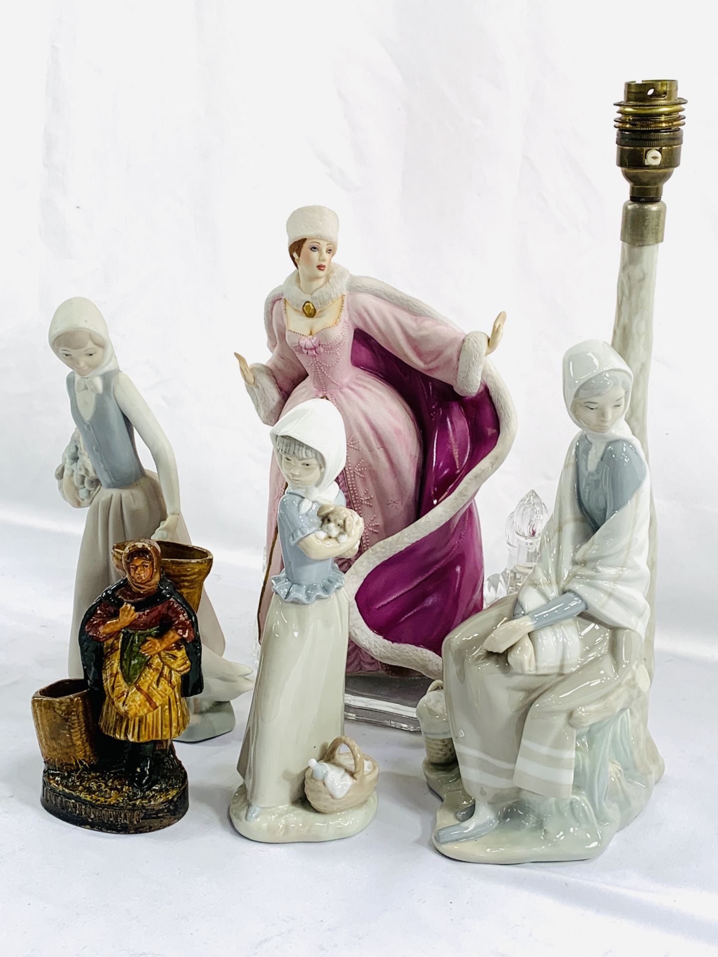 A Lladro table lamp, a Lladro figure and other figures - Bild 3 aus 7