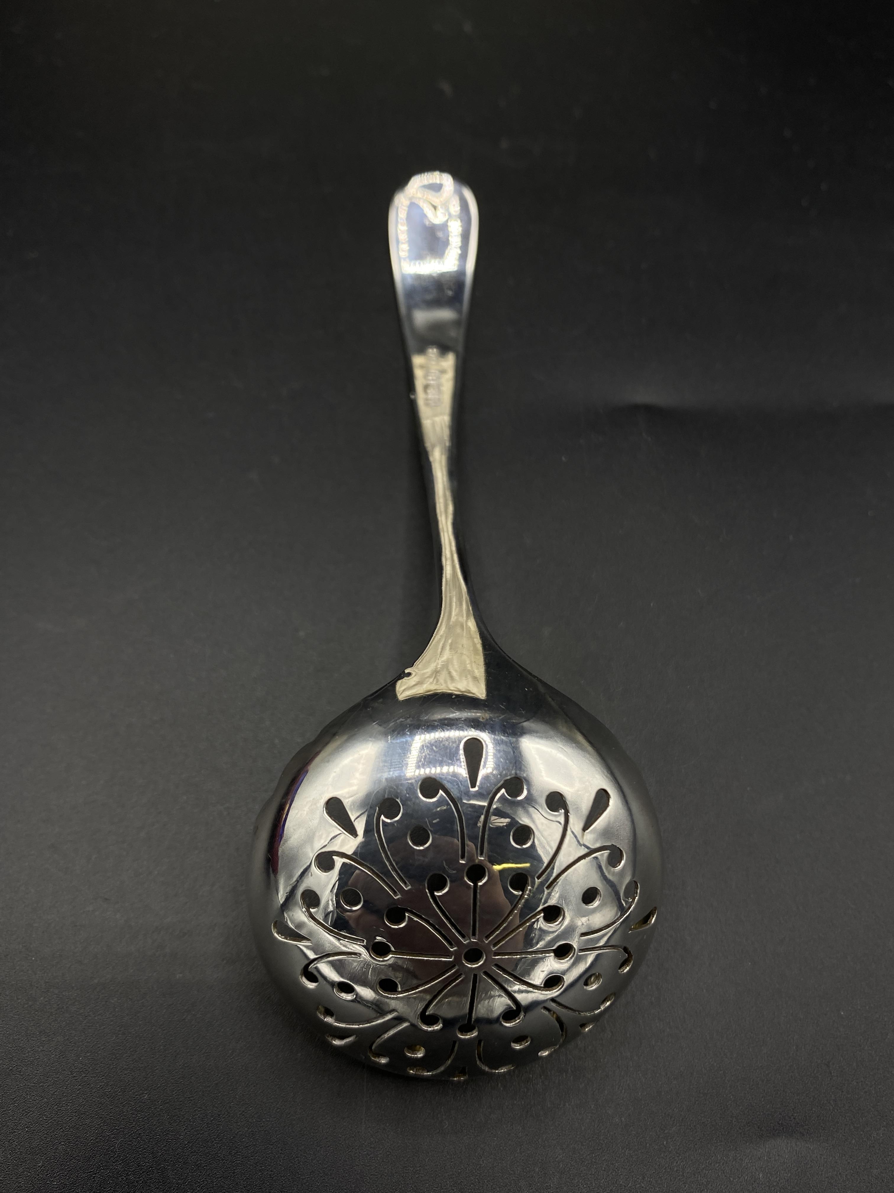 Set of ten silver teaspoons and a pair of sugar tongs, and a silver sugar sifter spoon - Image 3 of 9