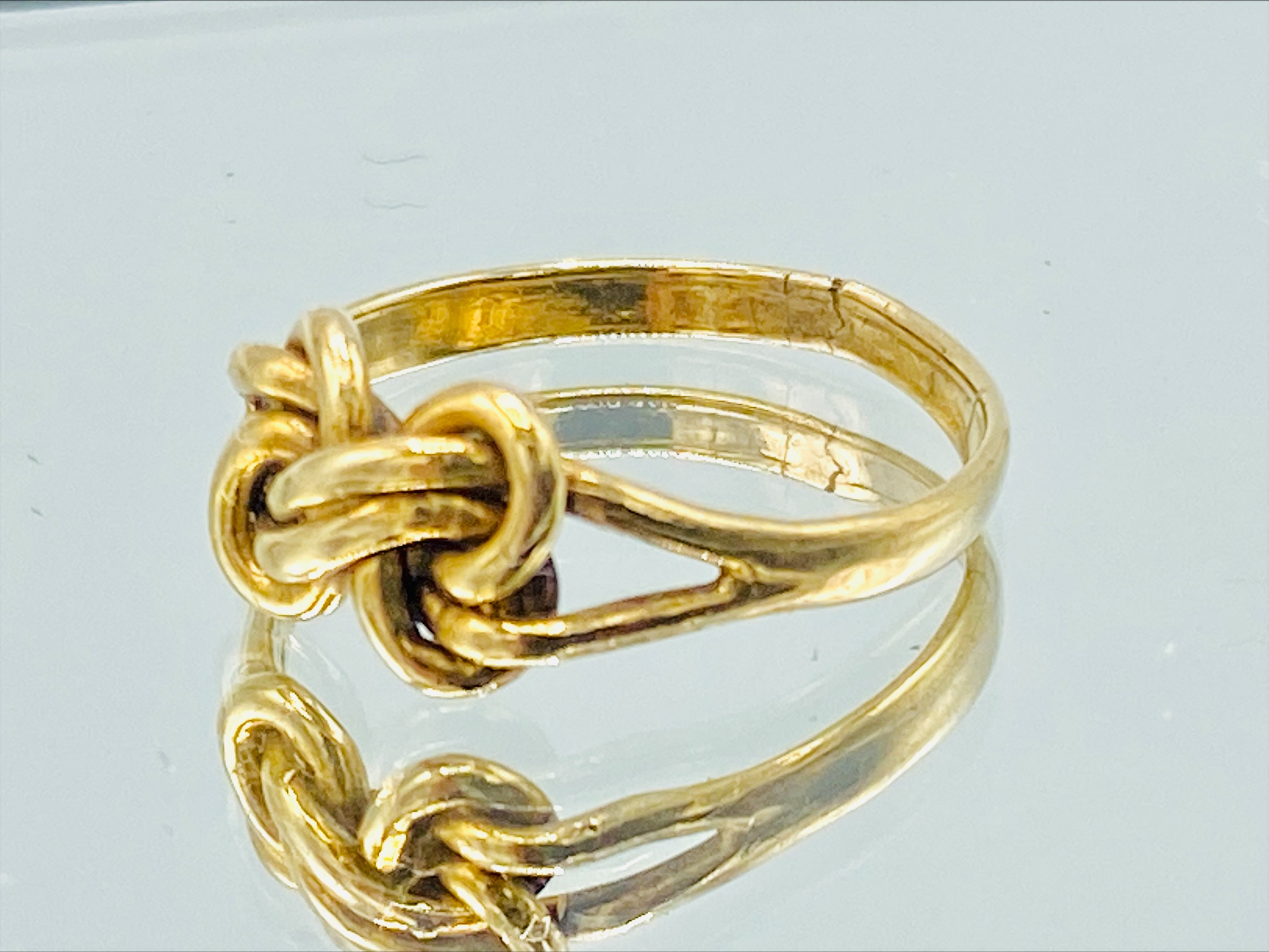 Two 9ct gold rings and a string of Majorica pearls - Image 2 of 12