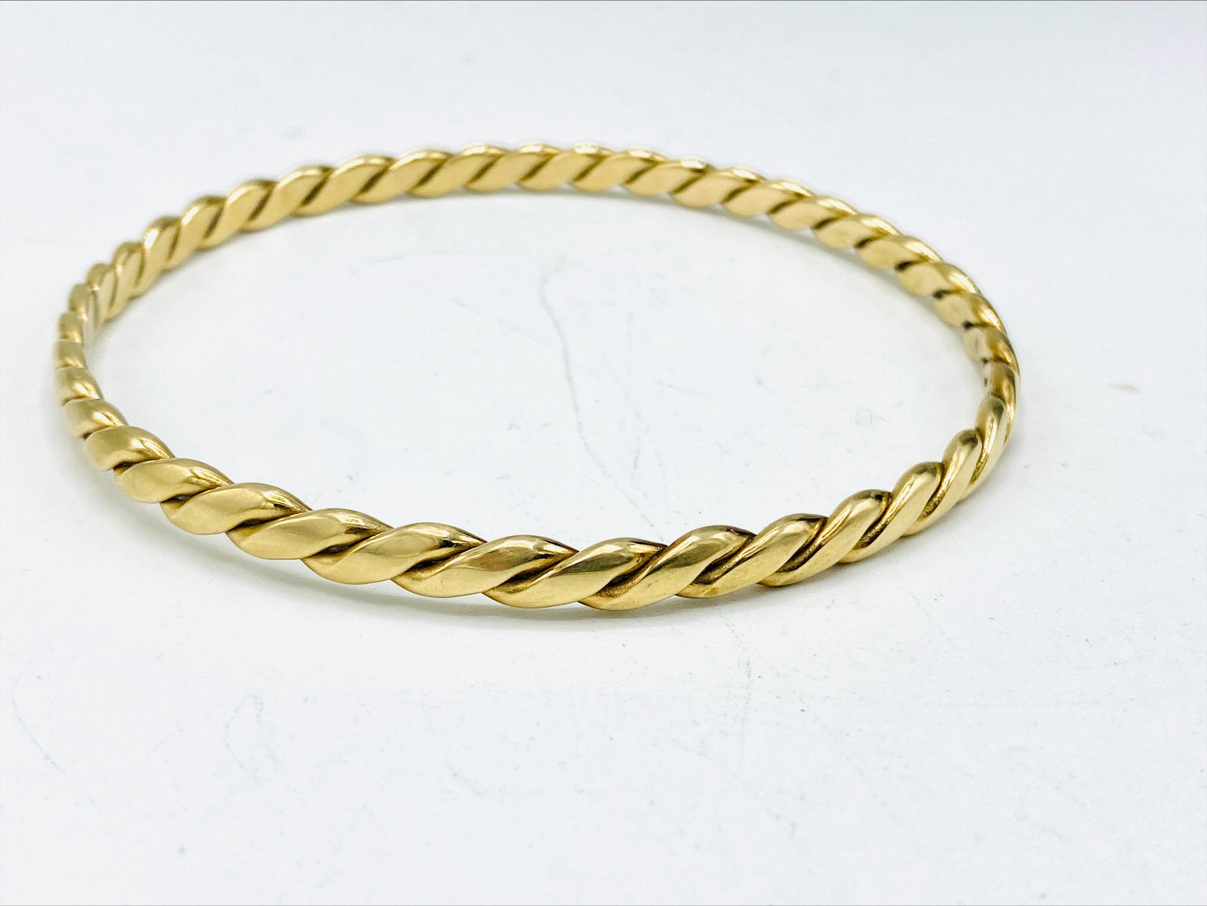 9ct gold twisted wire bangle - Image 2 of 4