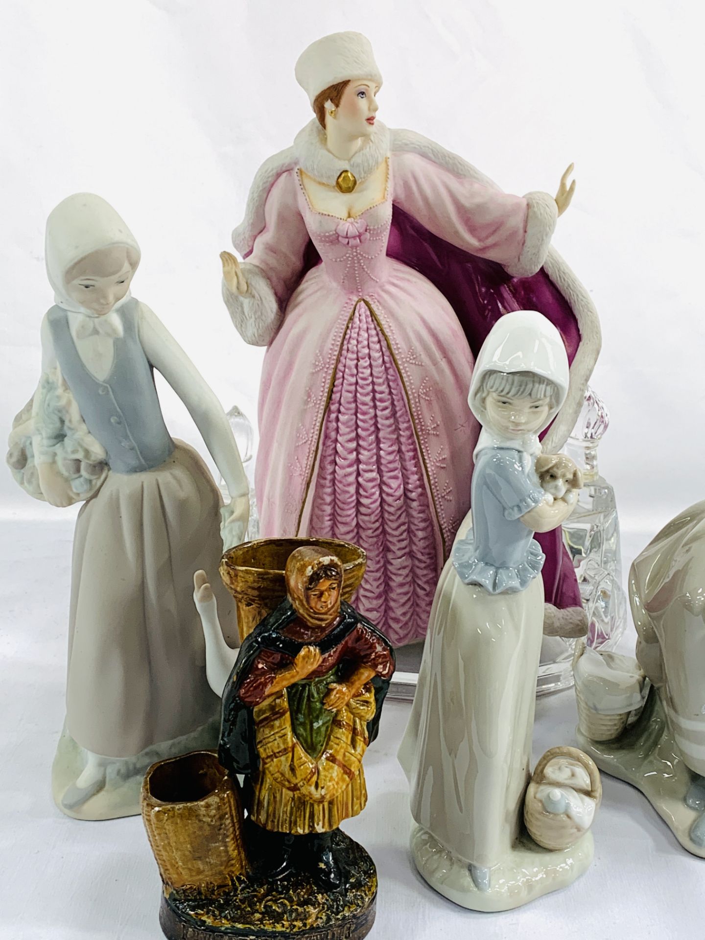 A Lladro table lamp, a Lladro figure and other figures - Bild 5 aus 7