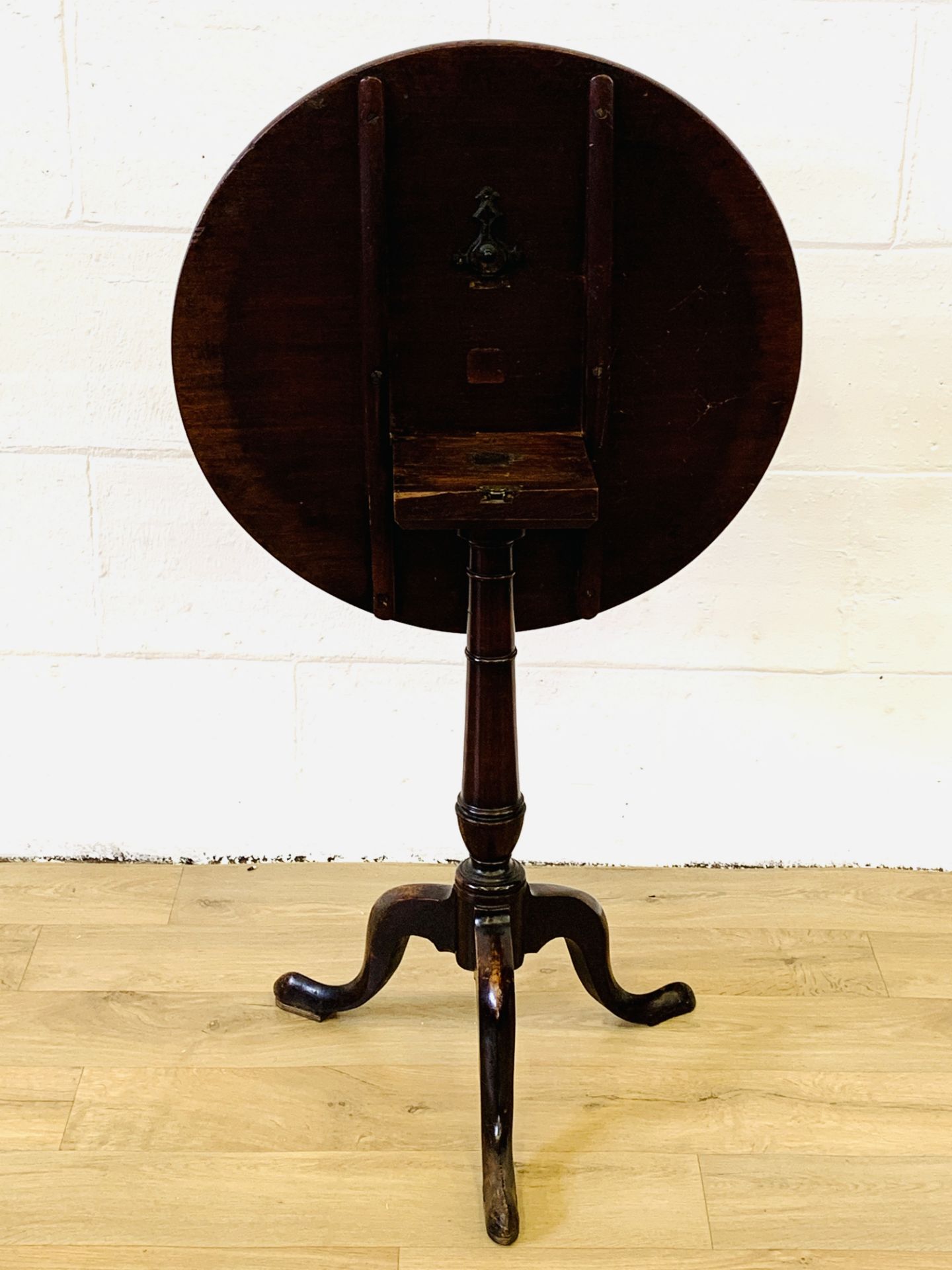 Tilt top occasional table - Image 5 of 5