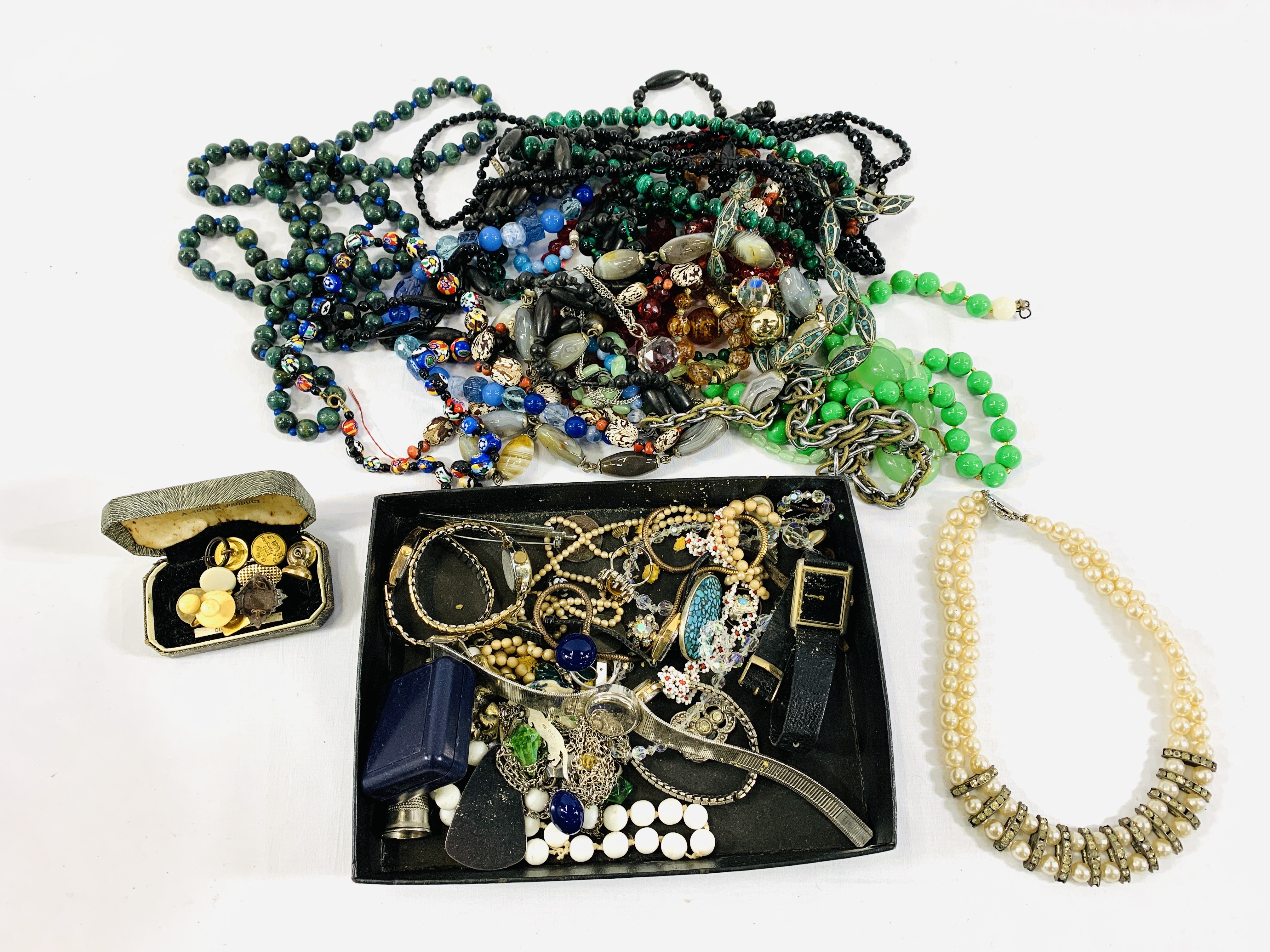 A quantity of costume jewellery - Image 2 of 5