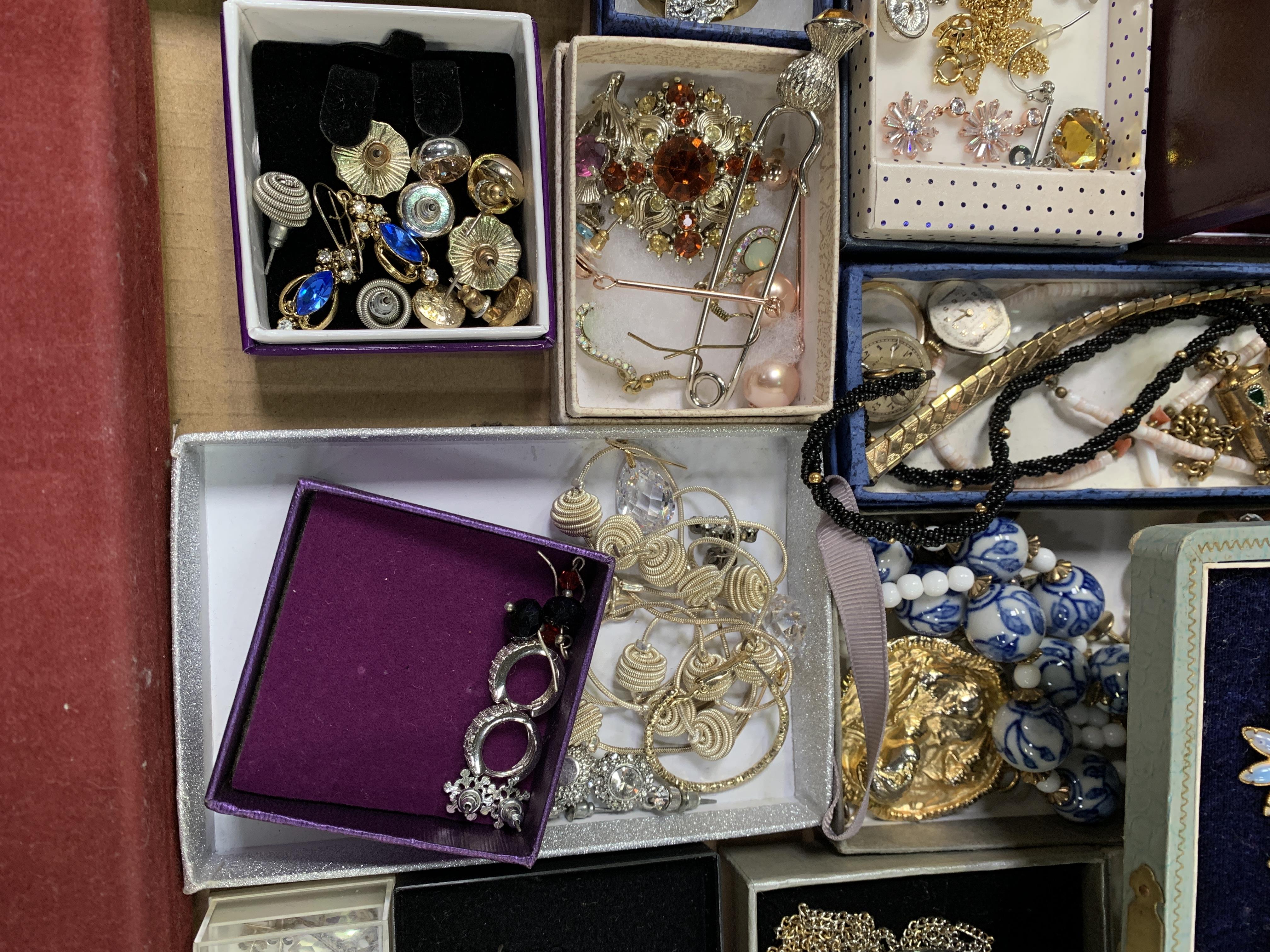 A quantity of costume jewellery. - Image 2 of 3