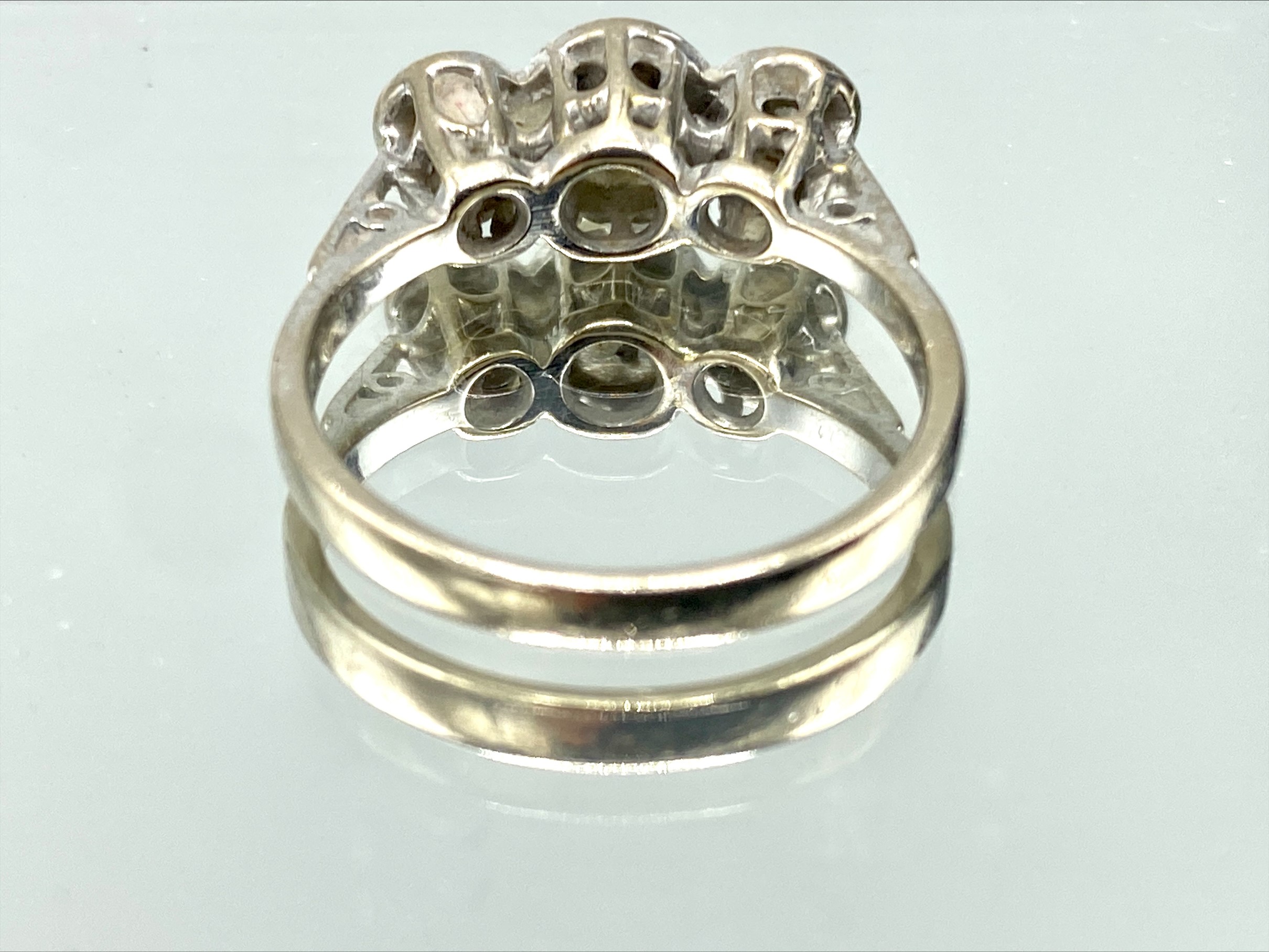 18ct gold diamond trilogy ring - Image 3 of 4