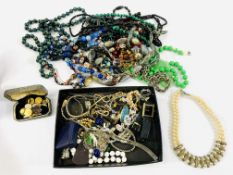 A quantity of costume jewellery