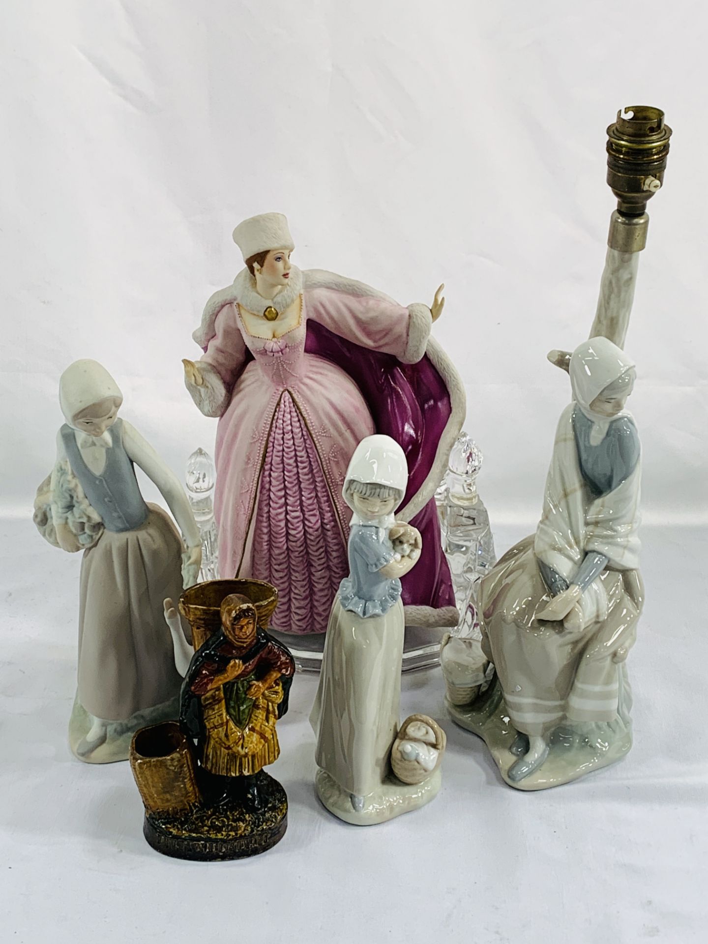 A Lladro table lamp, a Lladro figure and other figures - Bild 2 aus 7