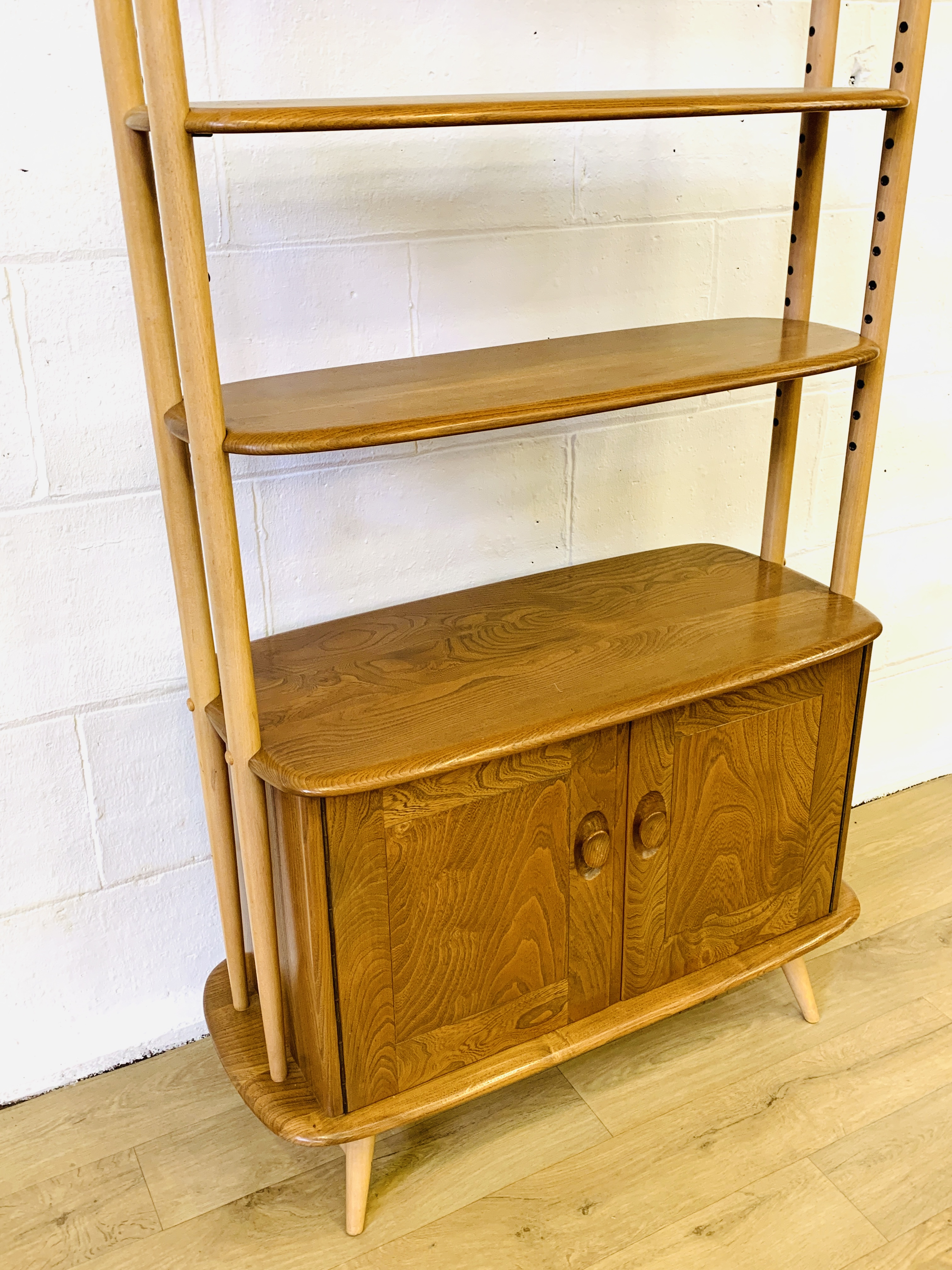 Ercol 'giraffe' display shelves - Image 5 of 7