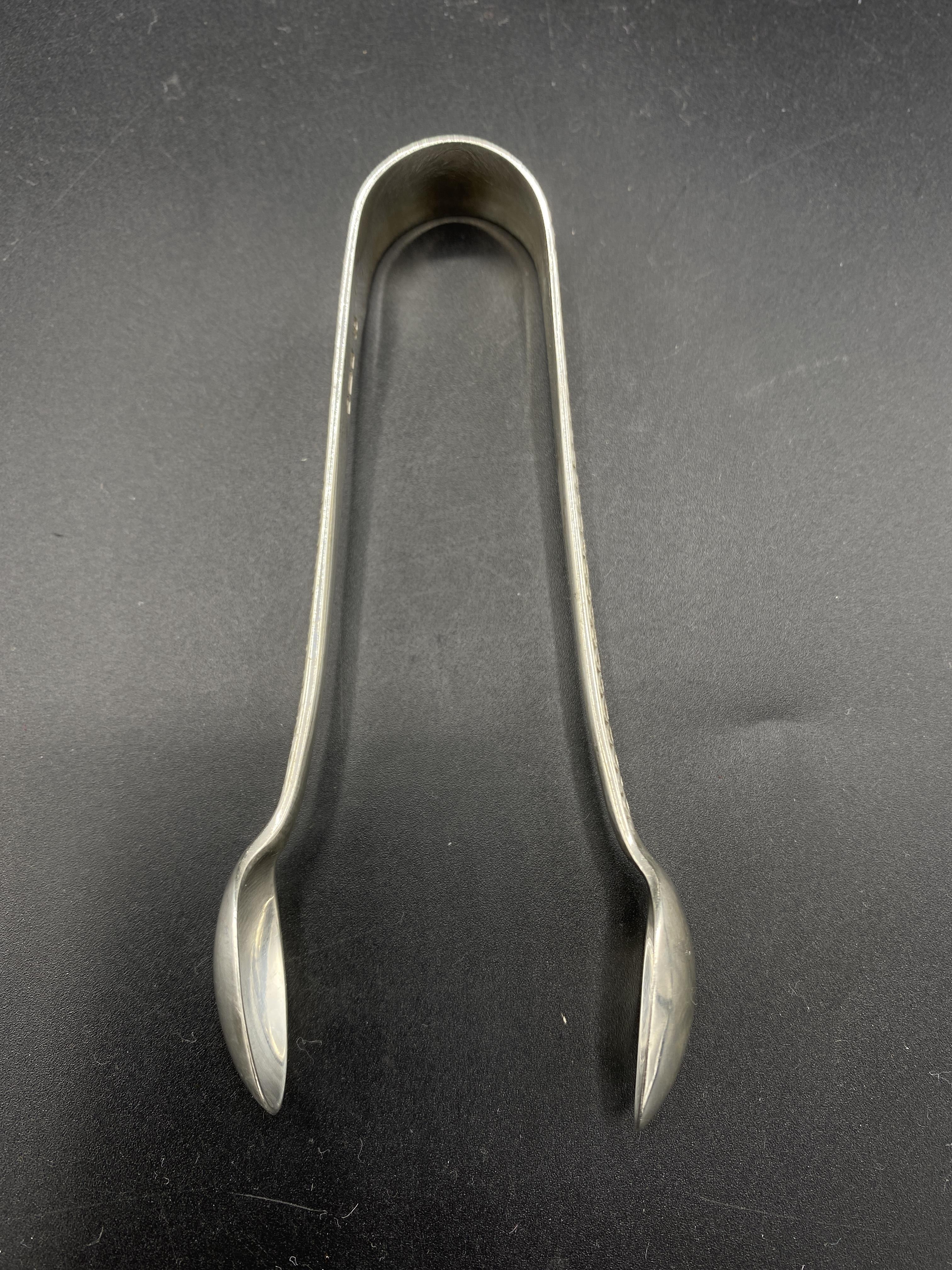 Set of ten silver teaspoons and a pair of sugar tongs, and a silver sugar sifter spoon - Image 8 of 9