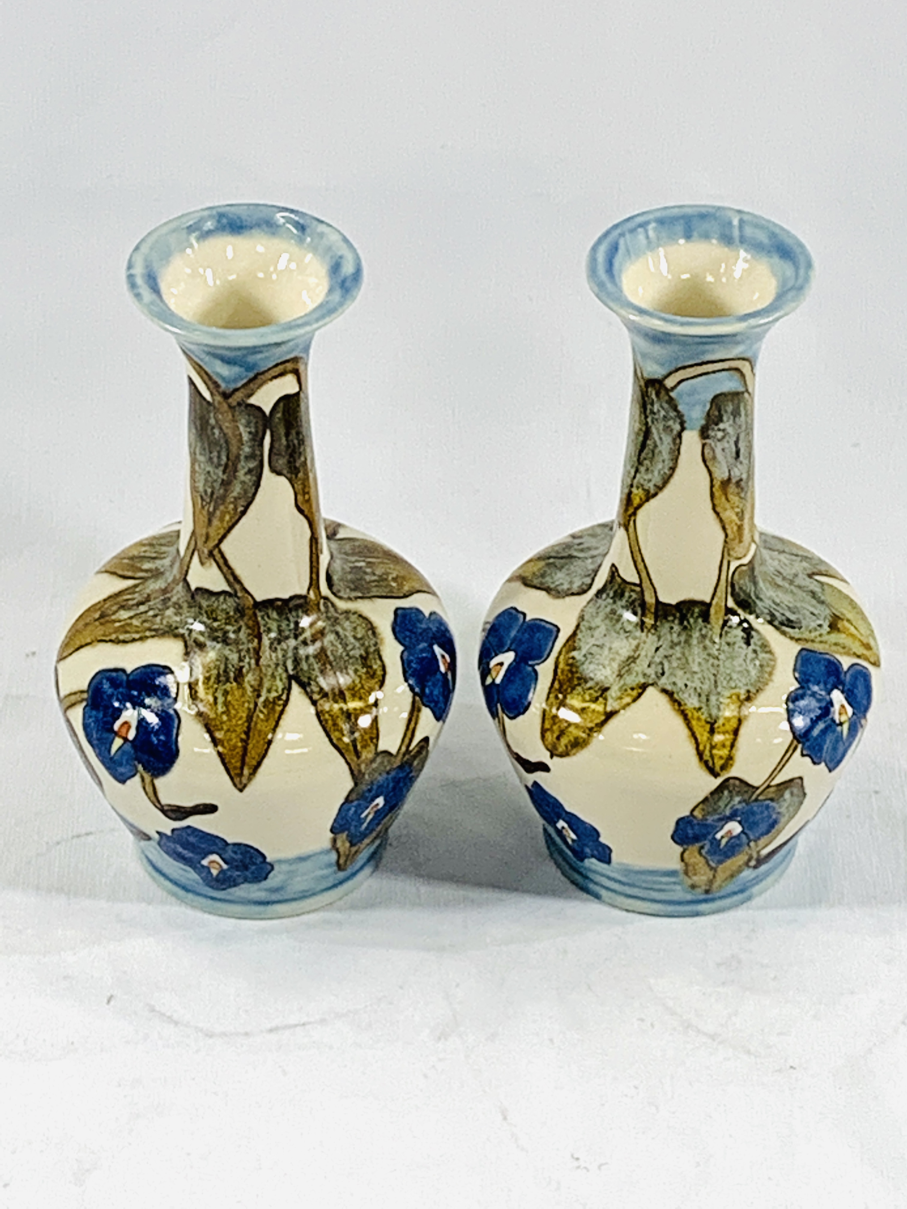 A pair of Cobridge vases - Image 3 of 3