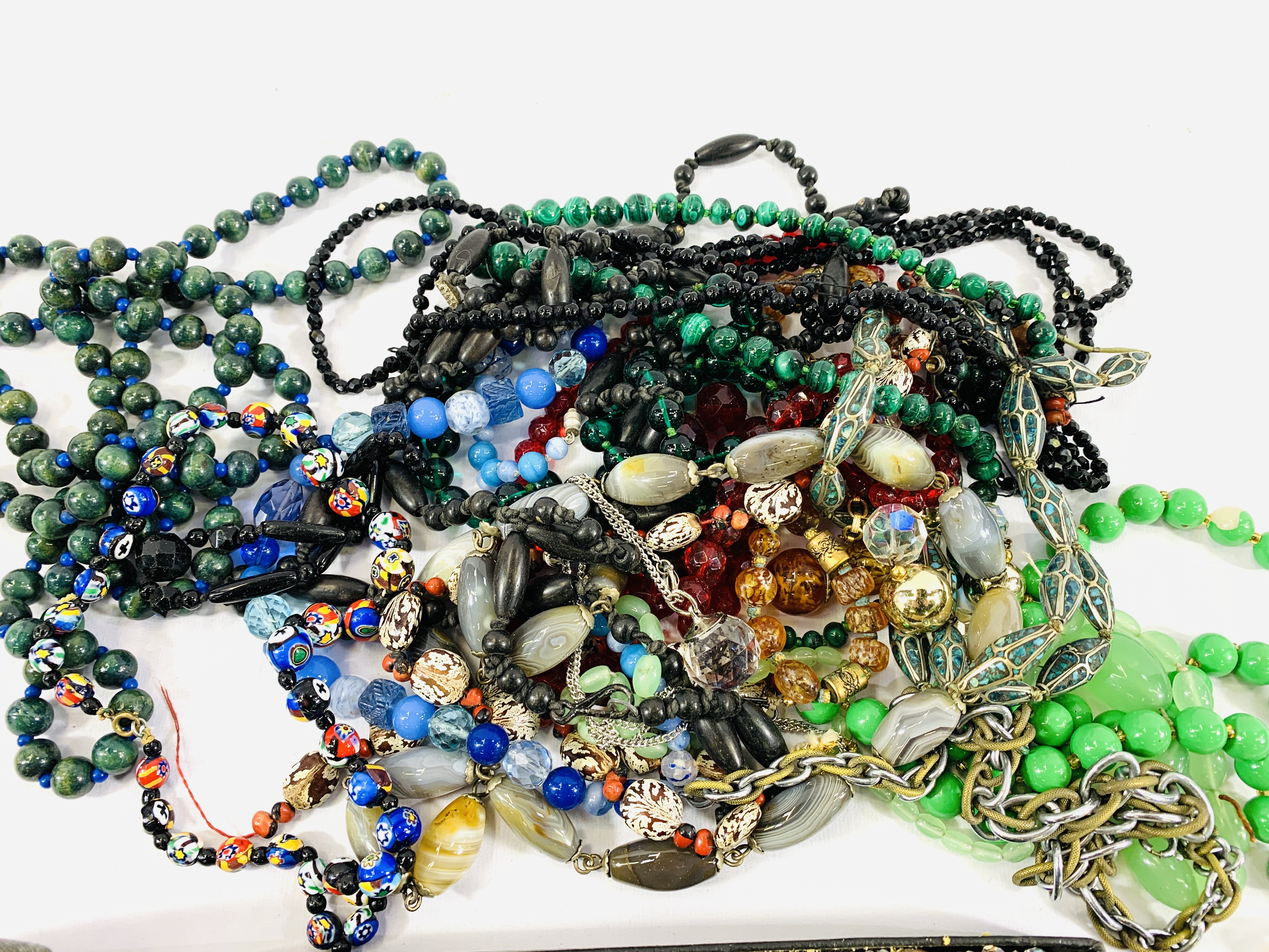 A quantity of costume jewellery - Image 3 of 5