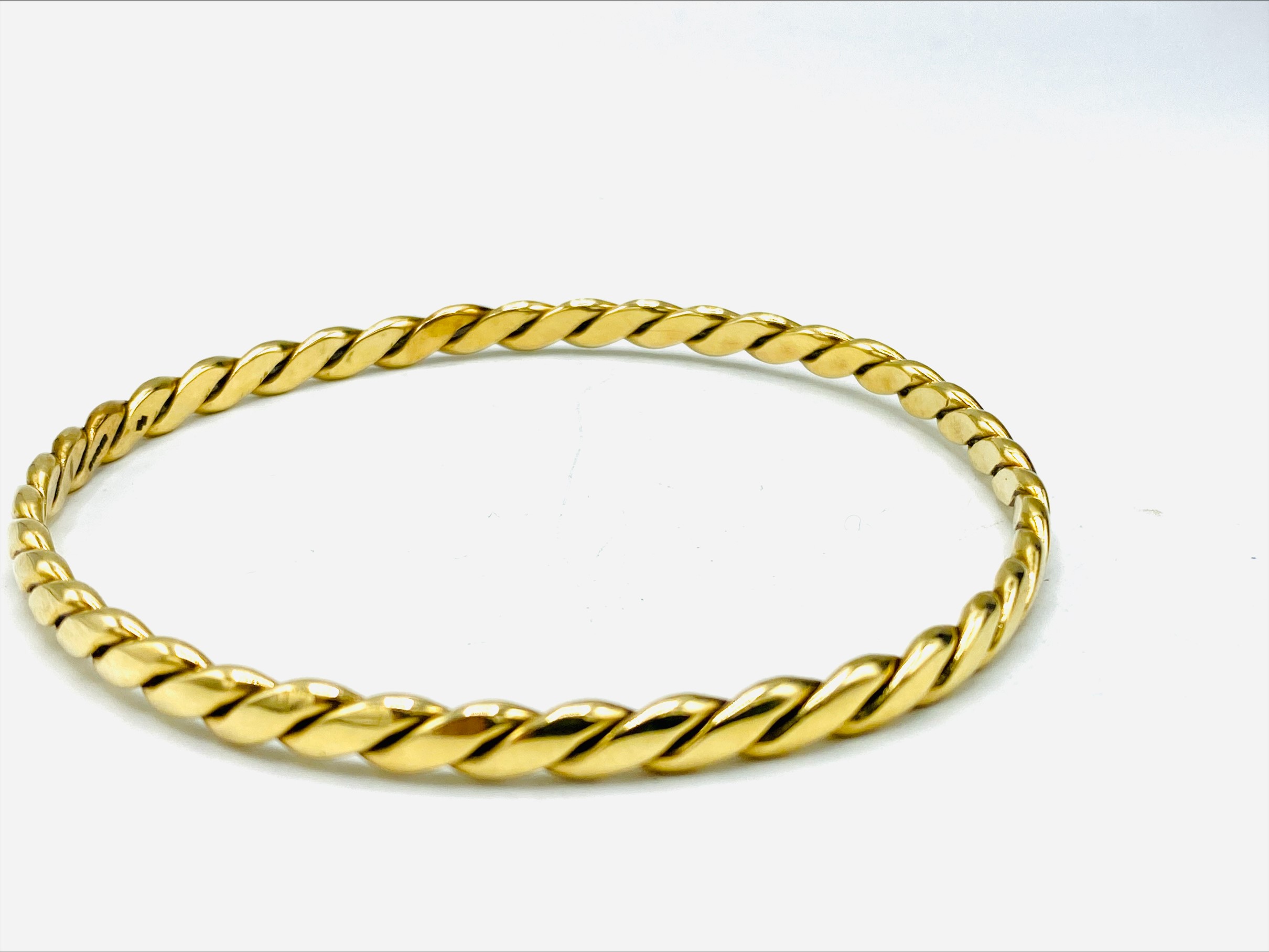 9ct gold twisted wire bangle - Image 3 of 4