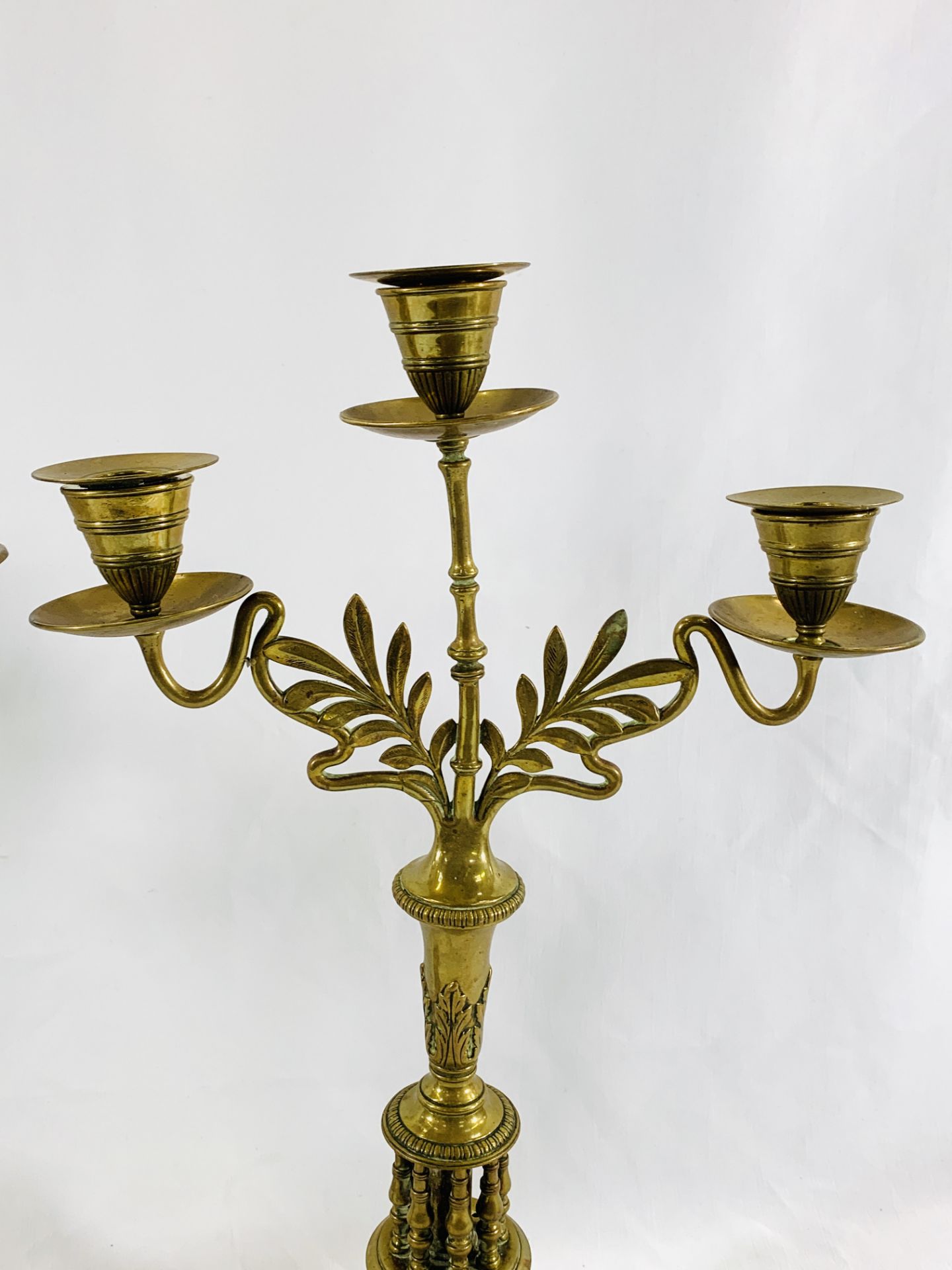 A pair of brass three branch candelabra - Bild 4 aus 5