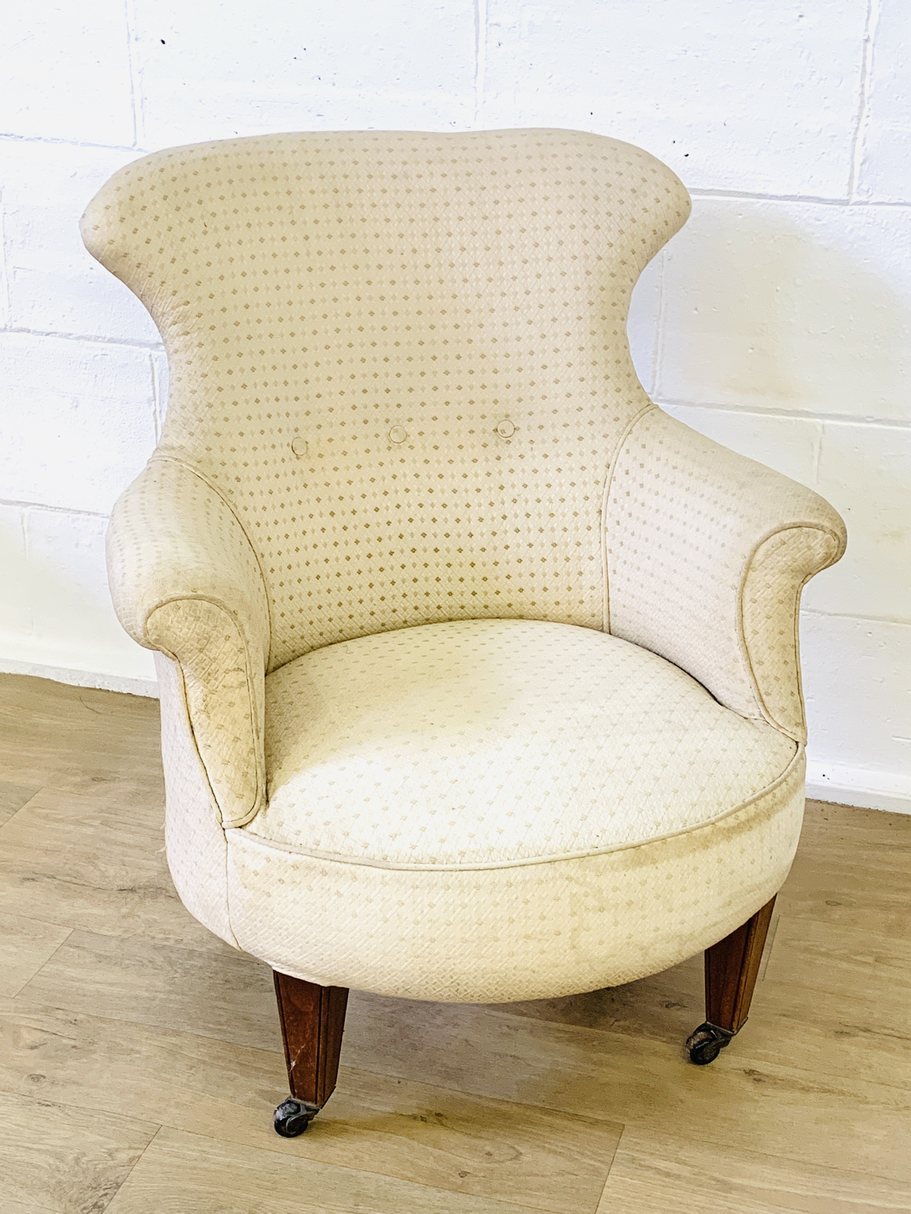 Cream upholstered button back bedroom armchair - Image 3 of 4
