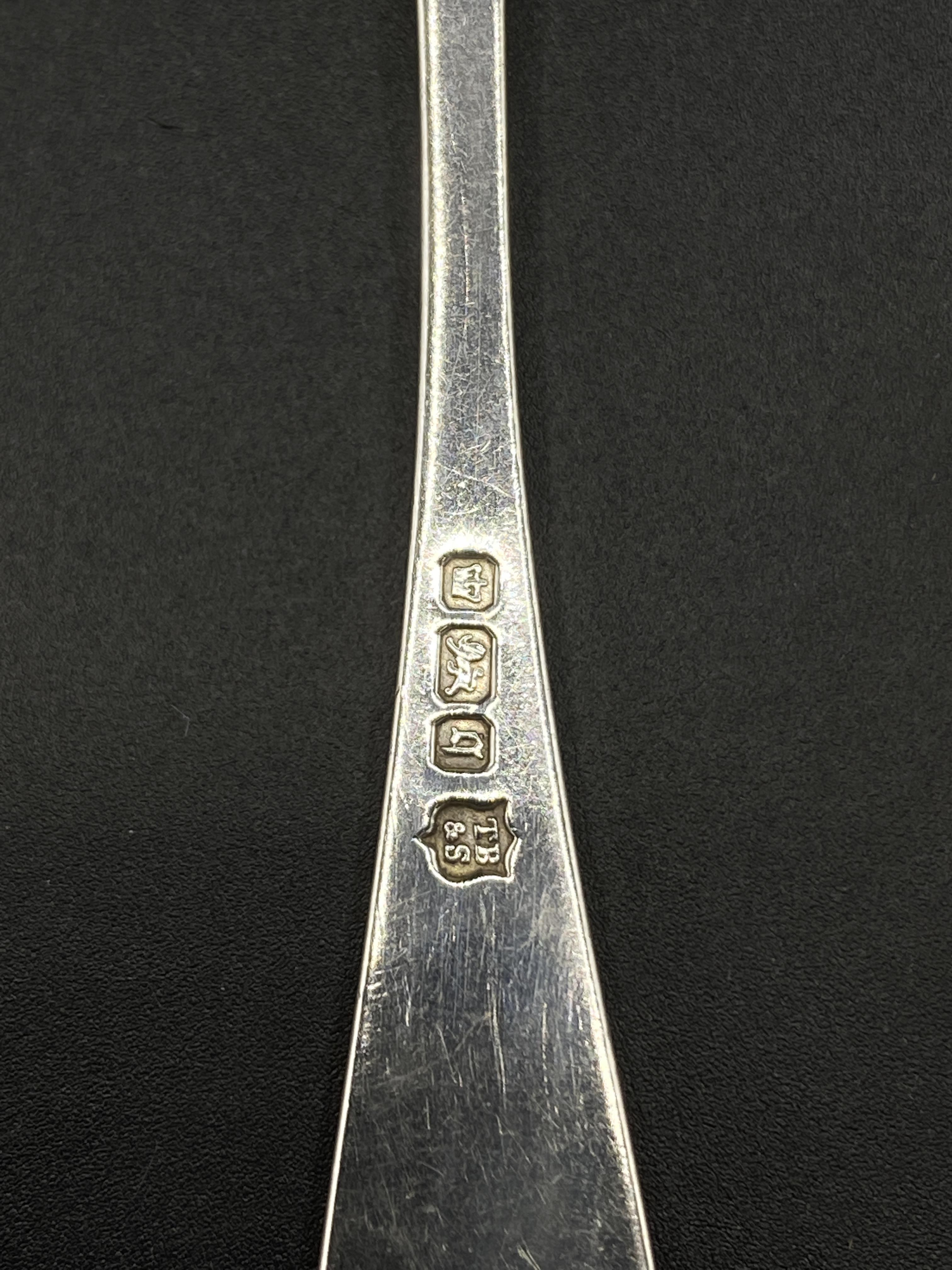 Set of ten silver teaspoons and a pair of sugar tongs, and a silver sugar sifter spoon - Image 6 of 9