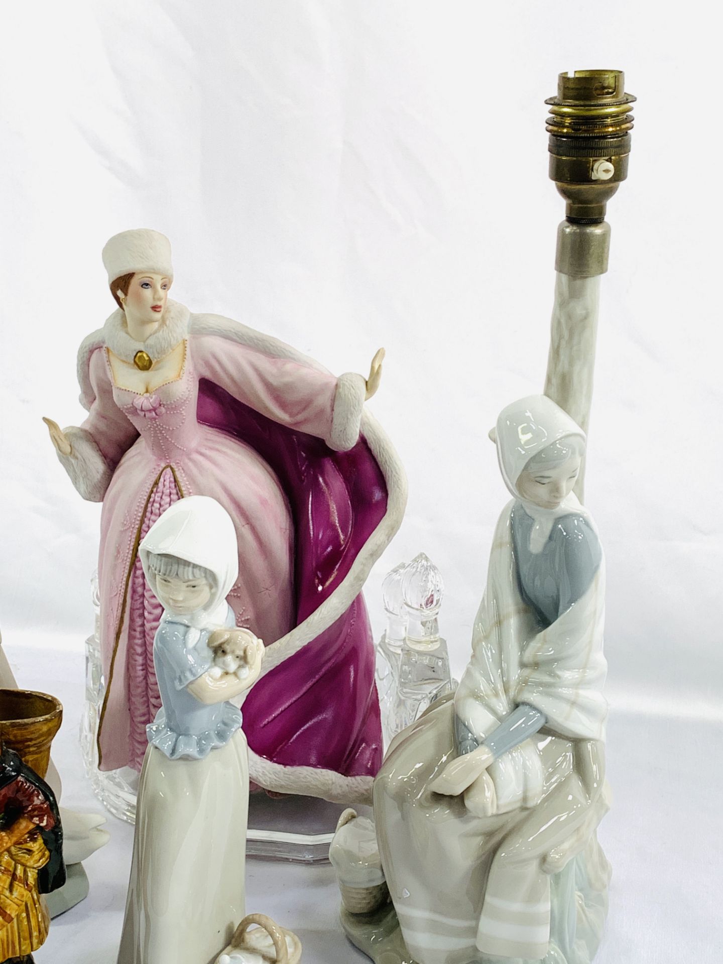 A Lladro table lamp, a Lladro figure and other figures - Bild 6 aus 7