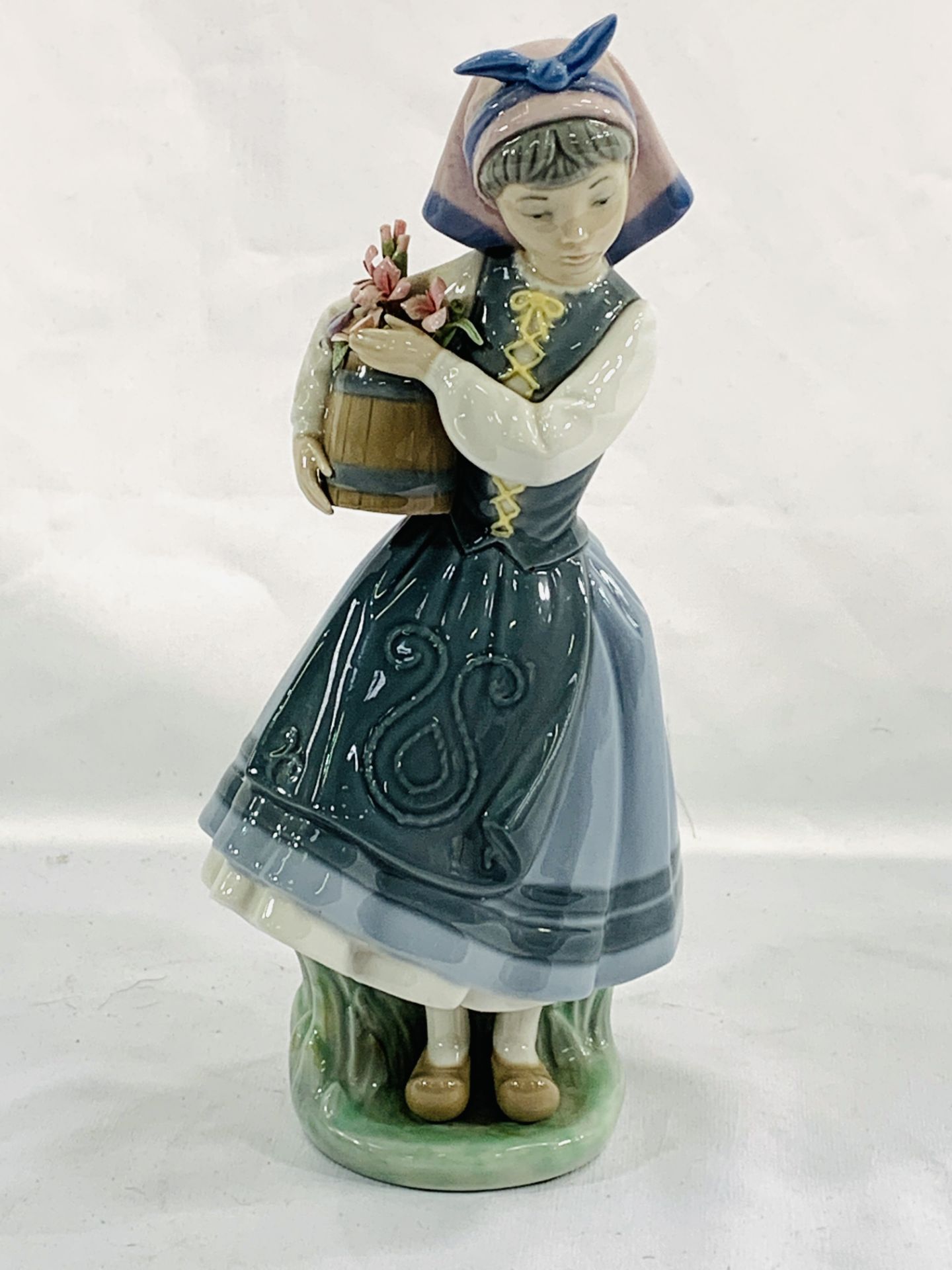 A Lladro table lamp, a Lladro figure and other figures - Bild 7 aus 7