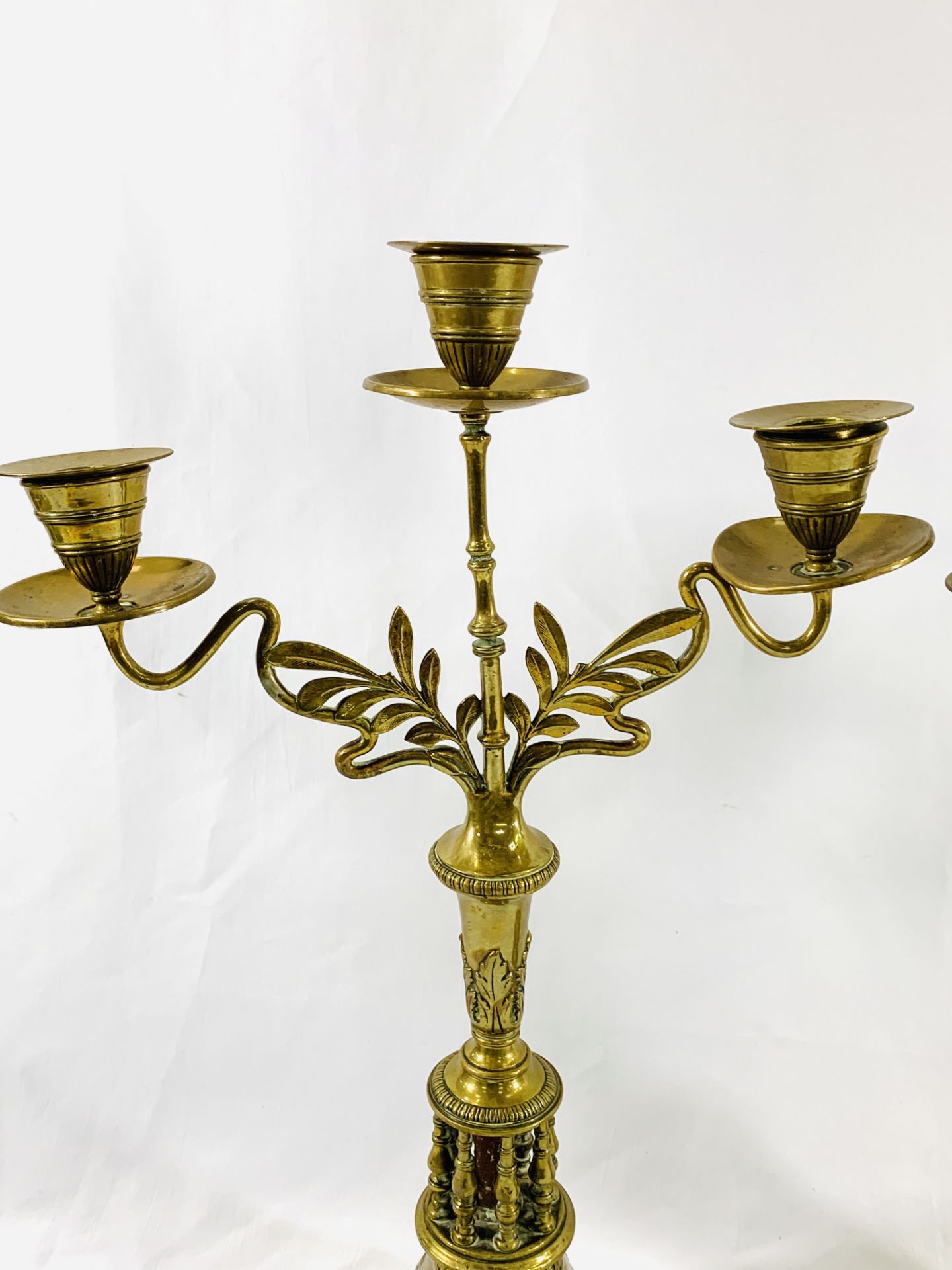 A pair of brass three branch candelabra - Bild 5 aus 5