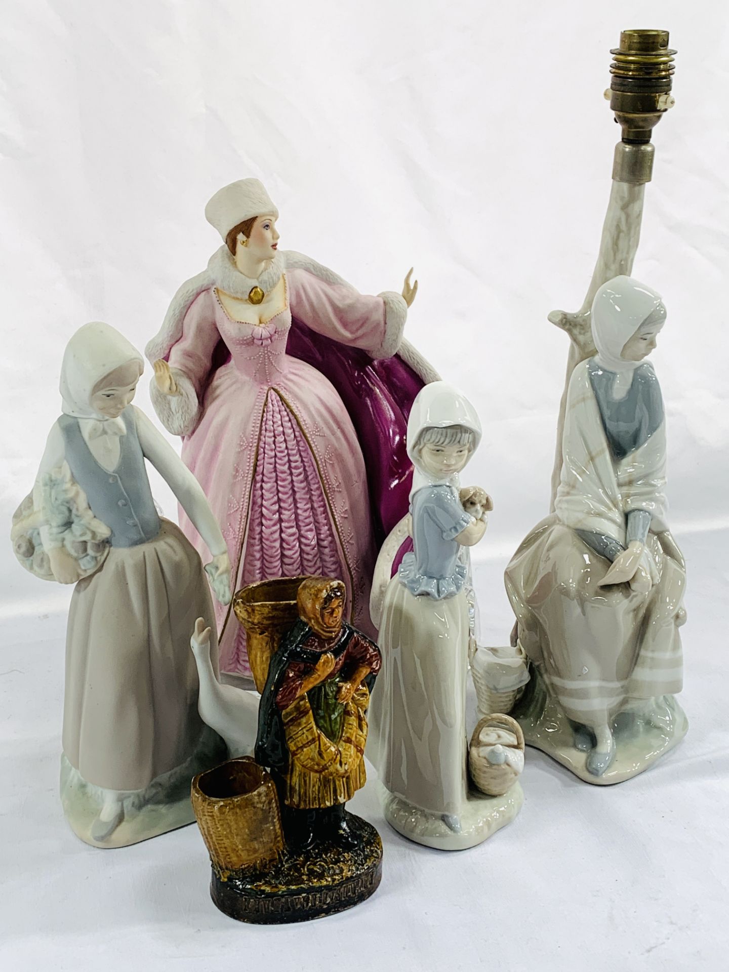 A Lladro table lamp, a Lladro figure and other figures - Bild 4 aus 7