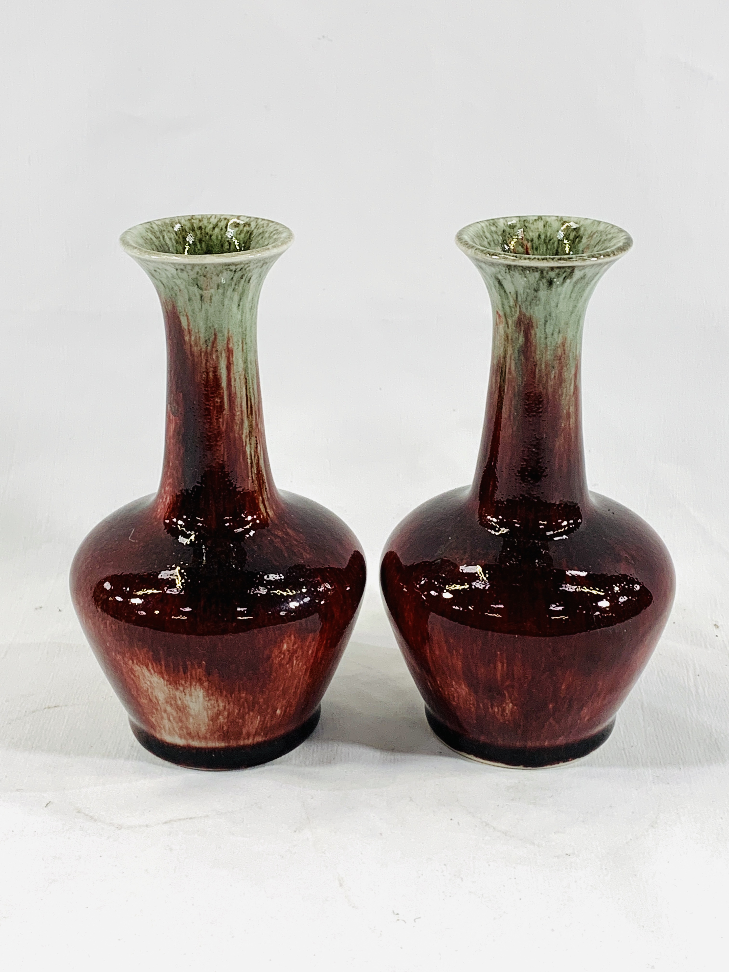 A pair of Cobridge vases - Image 3 of 3