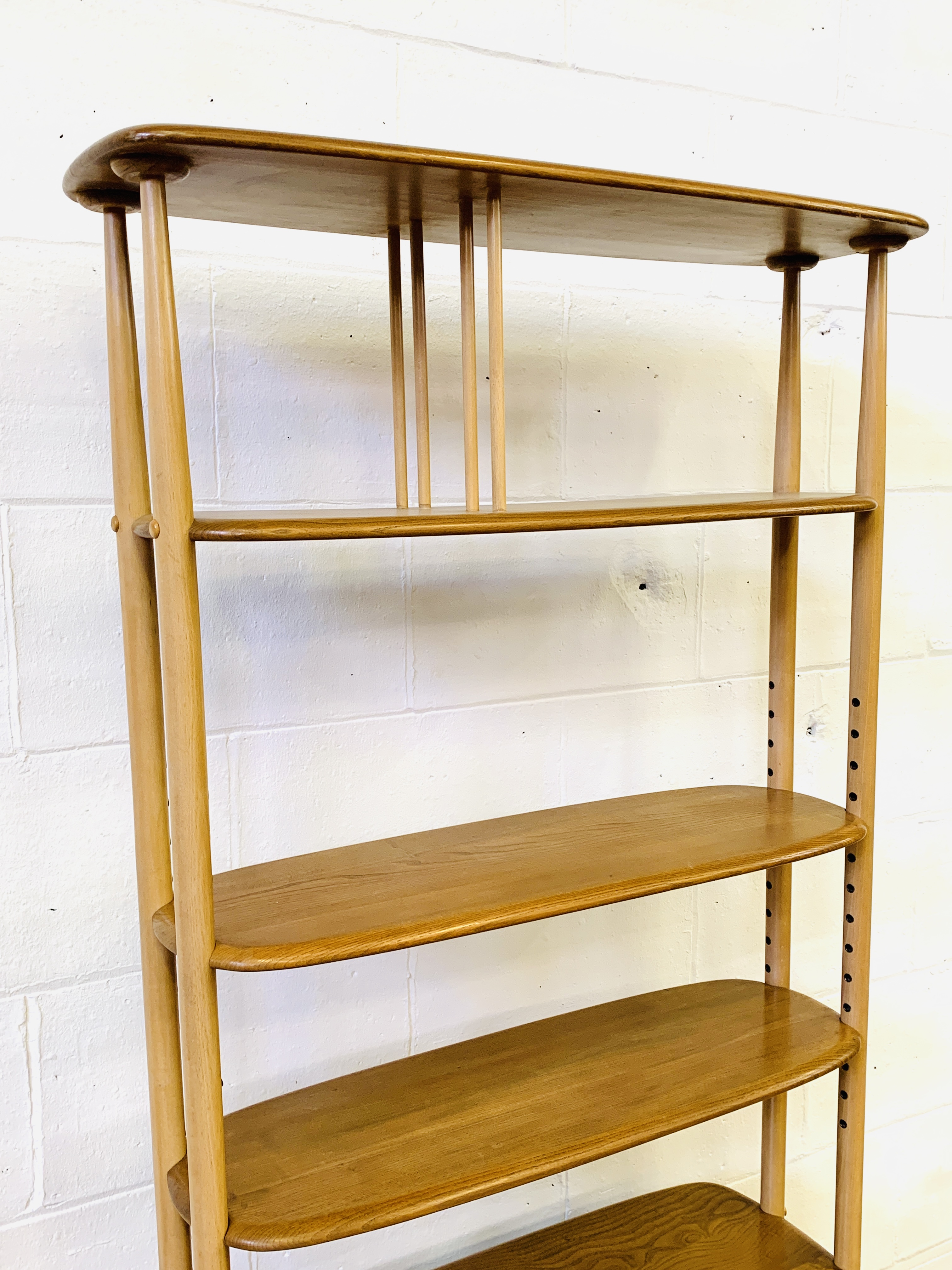 Ercol 'giraffe' display shelves - Image 4 of 7