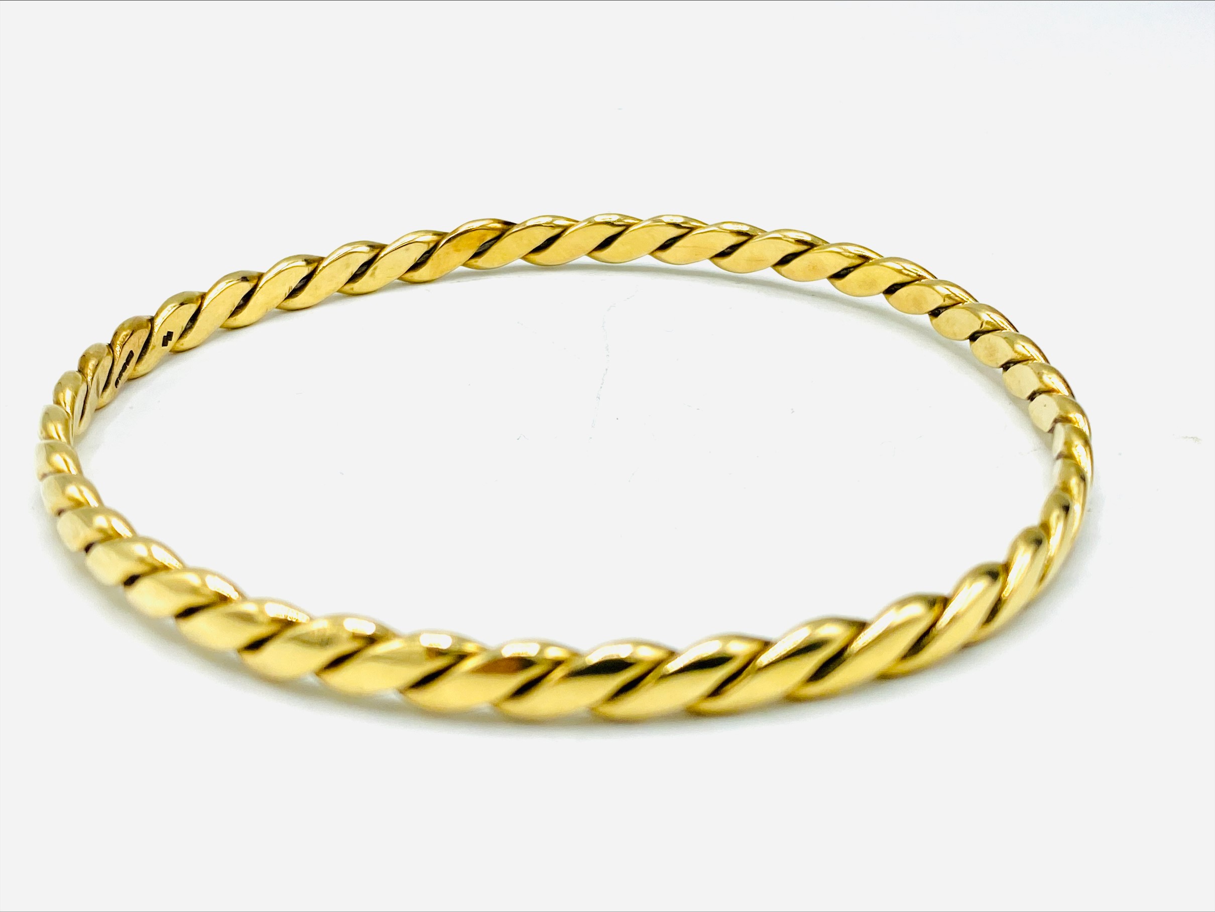9ct gold twisted wire bangle - Image 4 of 4