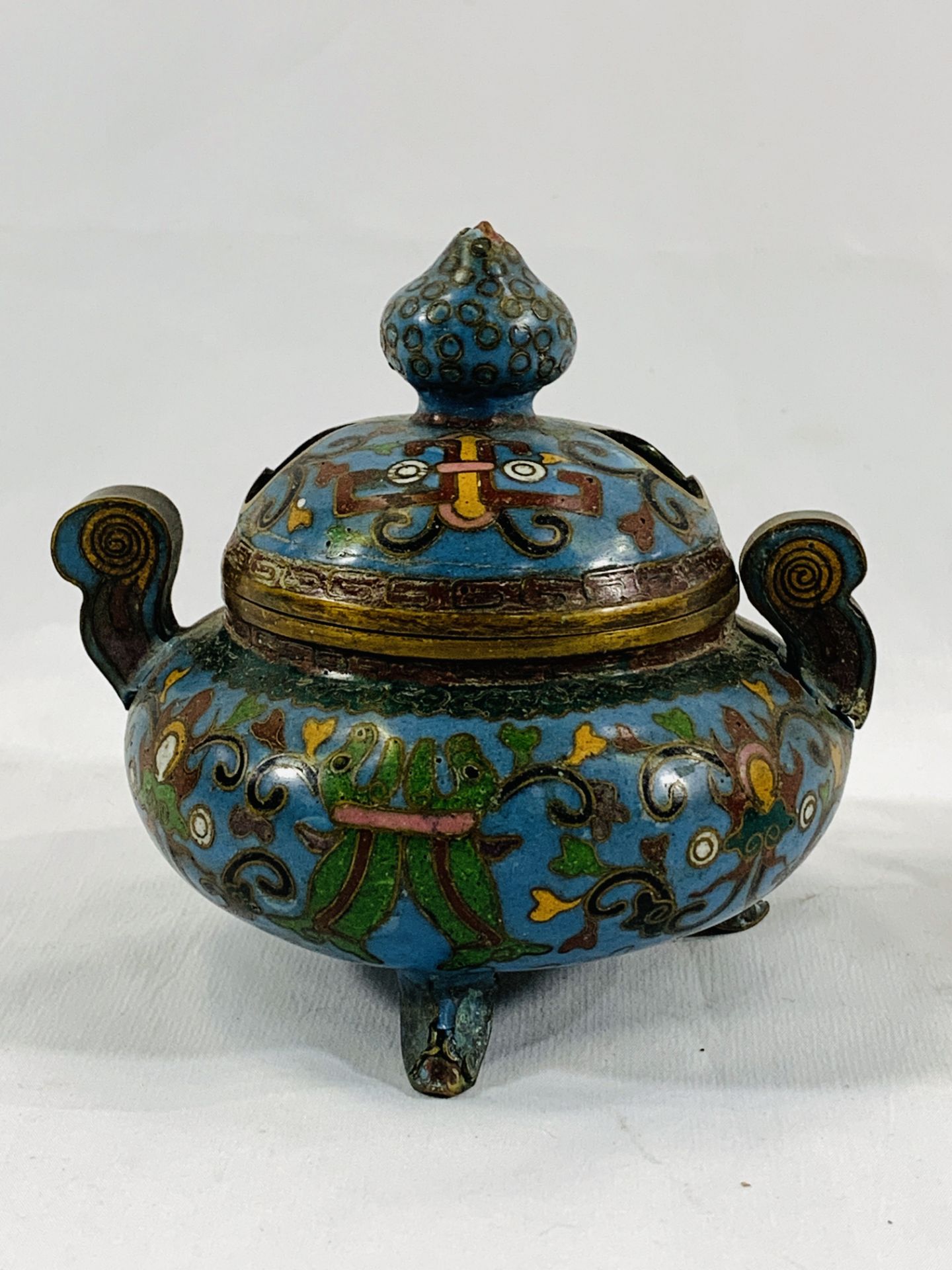 A cloisonne censer and a cinnabar vase - Bild 2 aus 5