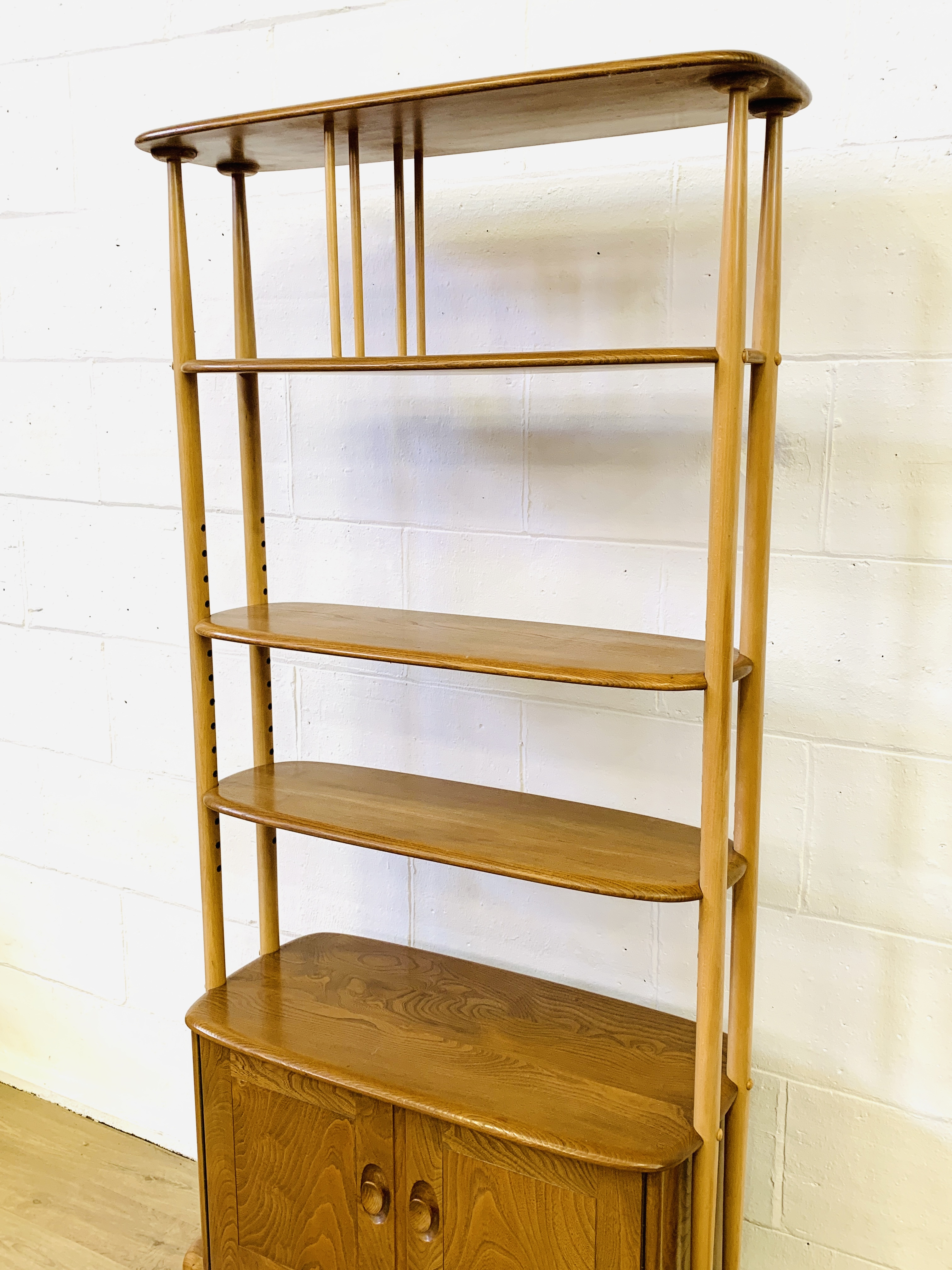 Ercol 'giraffe' display shelves - Image 2 of 7