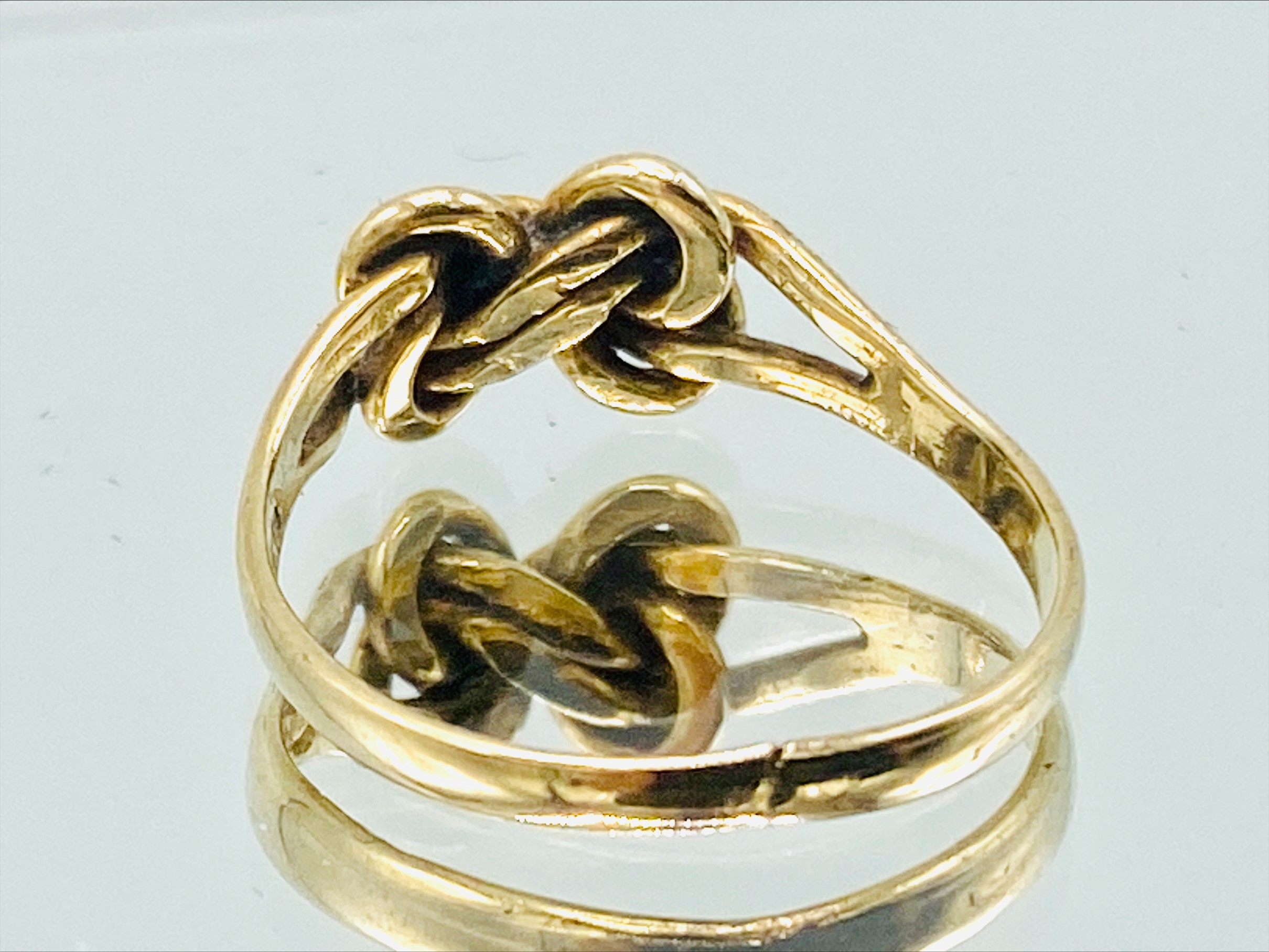 Two 9ct gold rings and a string of Majorica pearls - Image 3 of 12