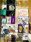 A quantity of costume jewellery.