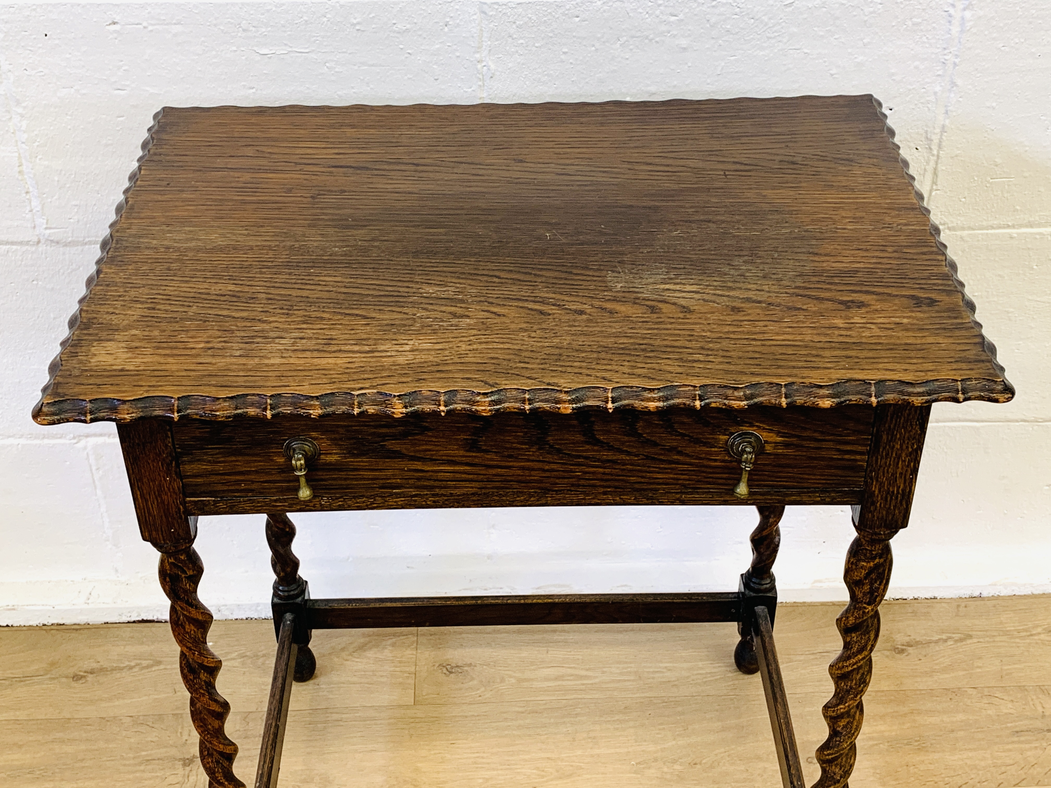 Oak occasional table - Image 3 of 6
