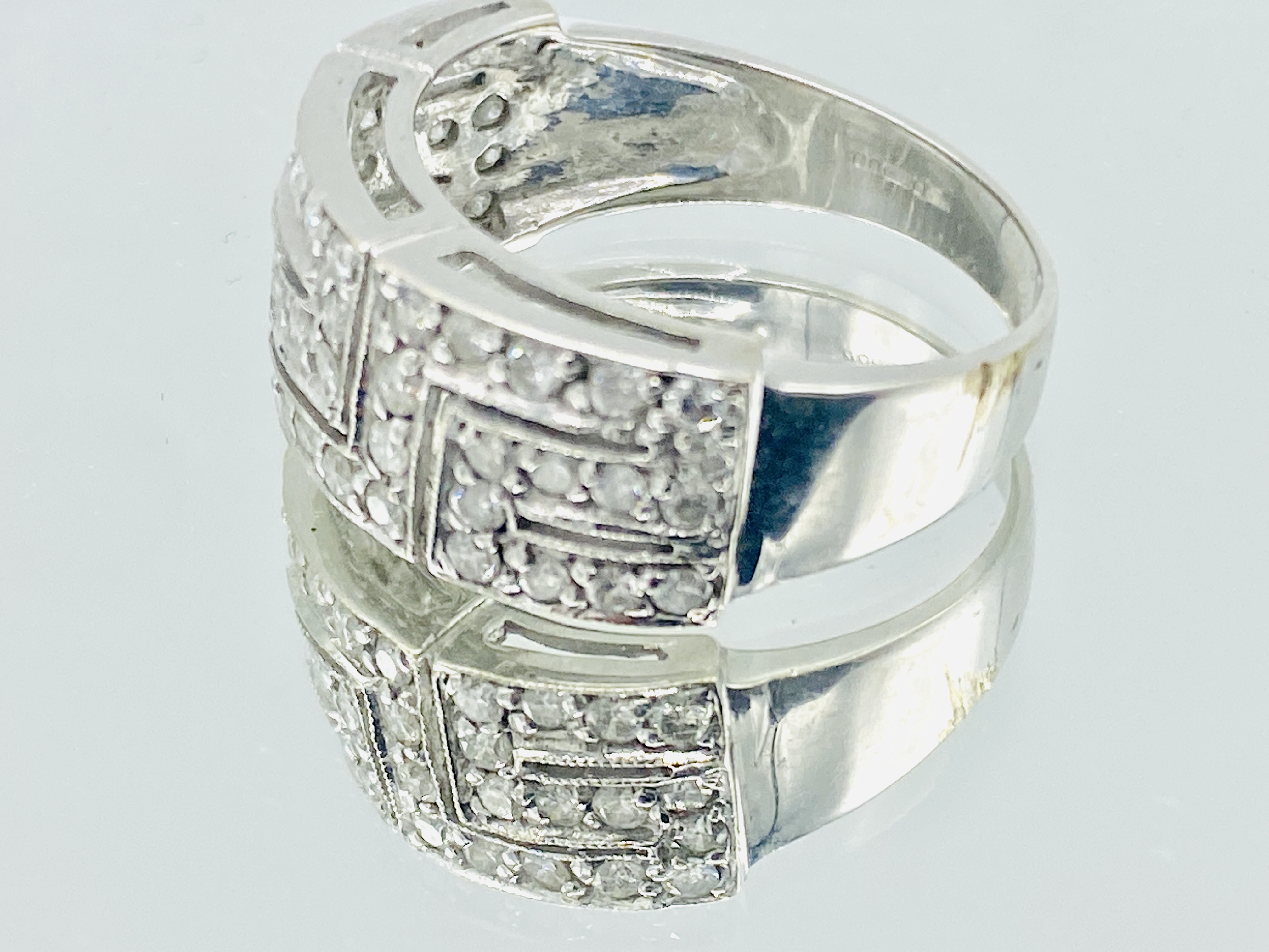 18ct white gold Greek key patterned ring - Image 2 of 4