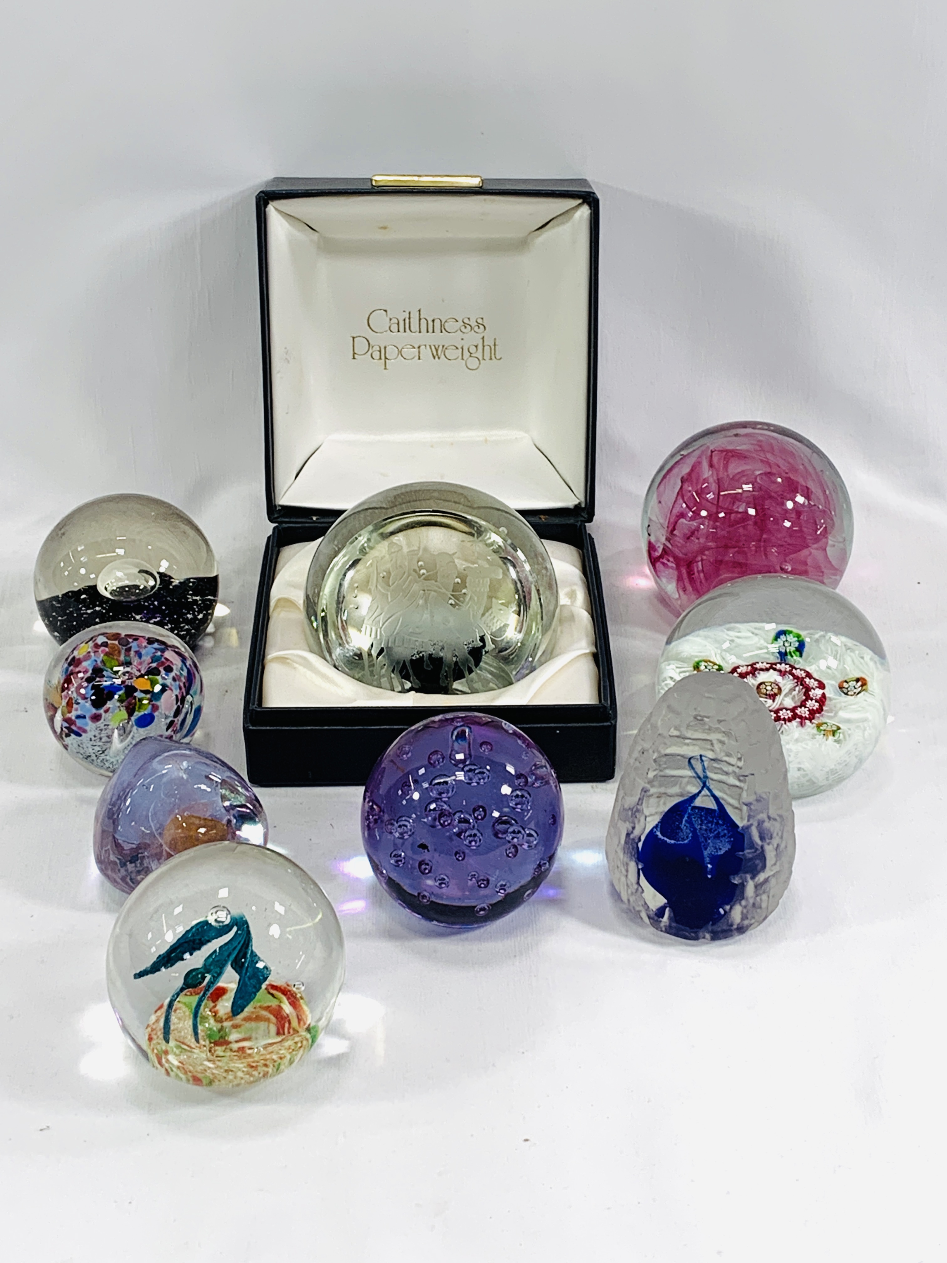 A collection of paperweights - Image 2 of 5