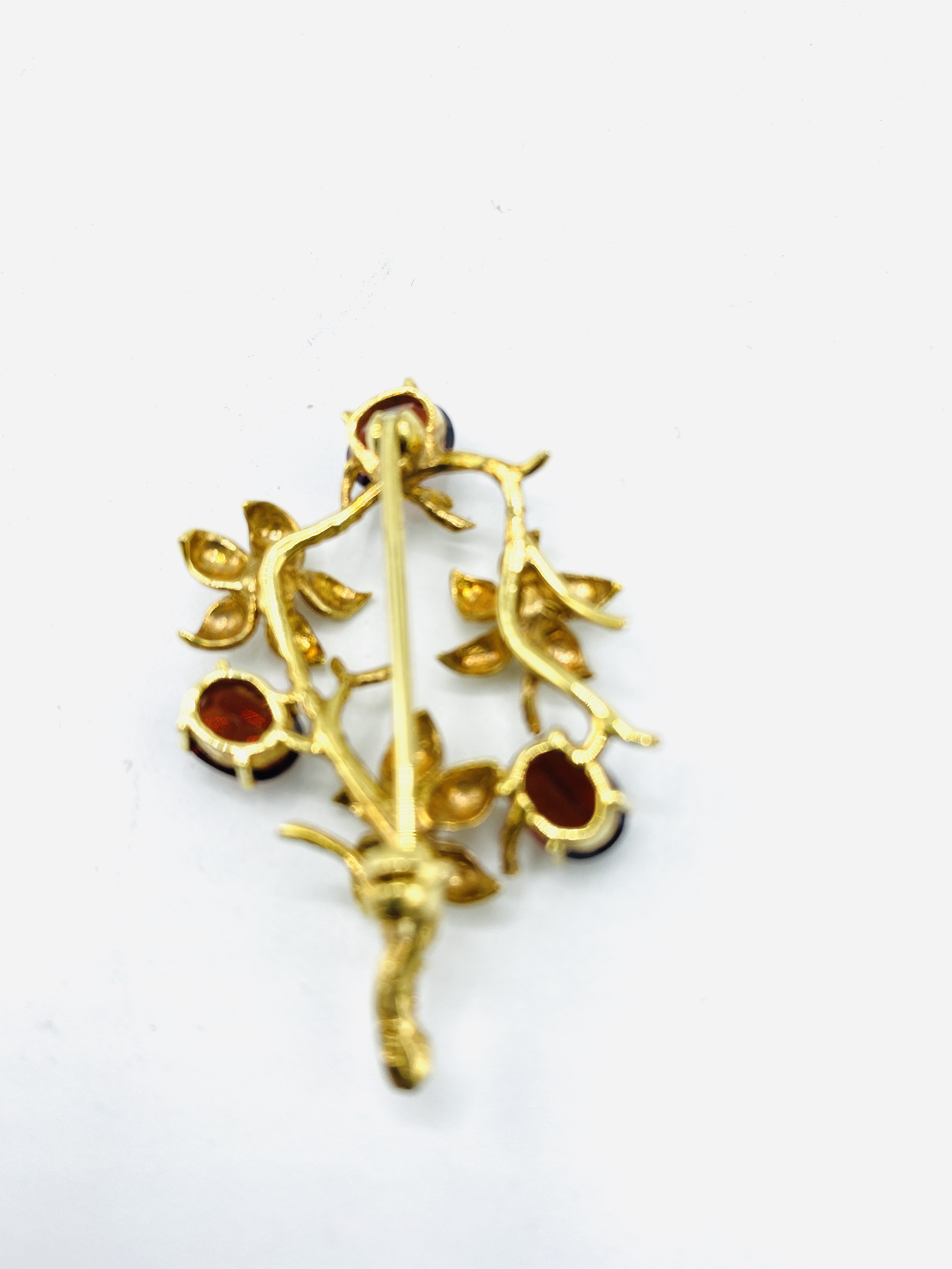 9ct gold floral brooch set with garnets and pearls - Image 2 of 2