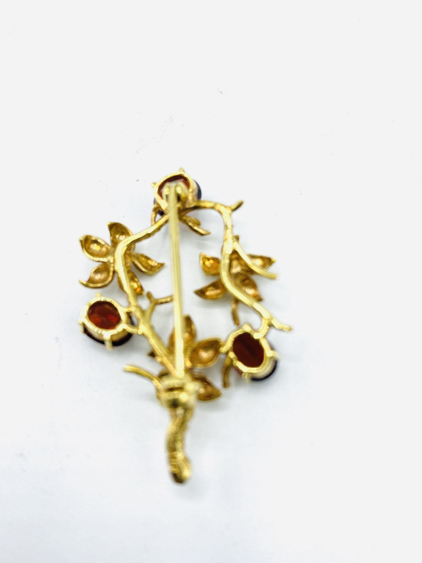 9ct gold floral brooch set with garnets and pearls - Bild 2 aus 2