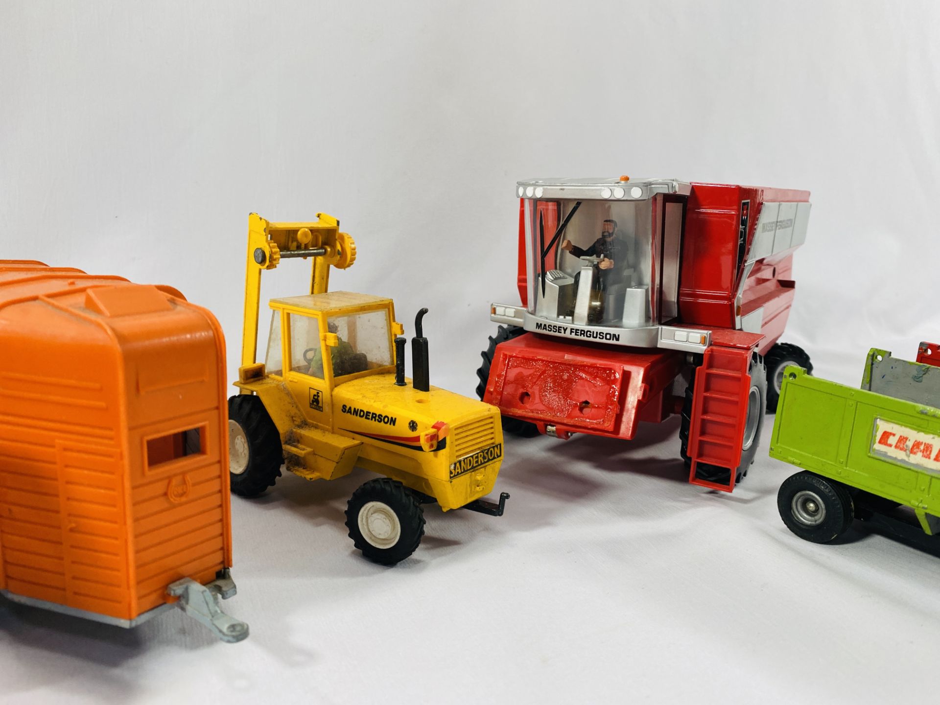 A collection of model farm machinery - Bild 4 aus 8