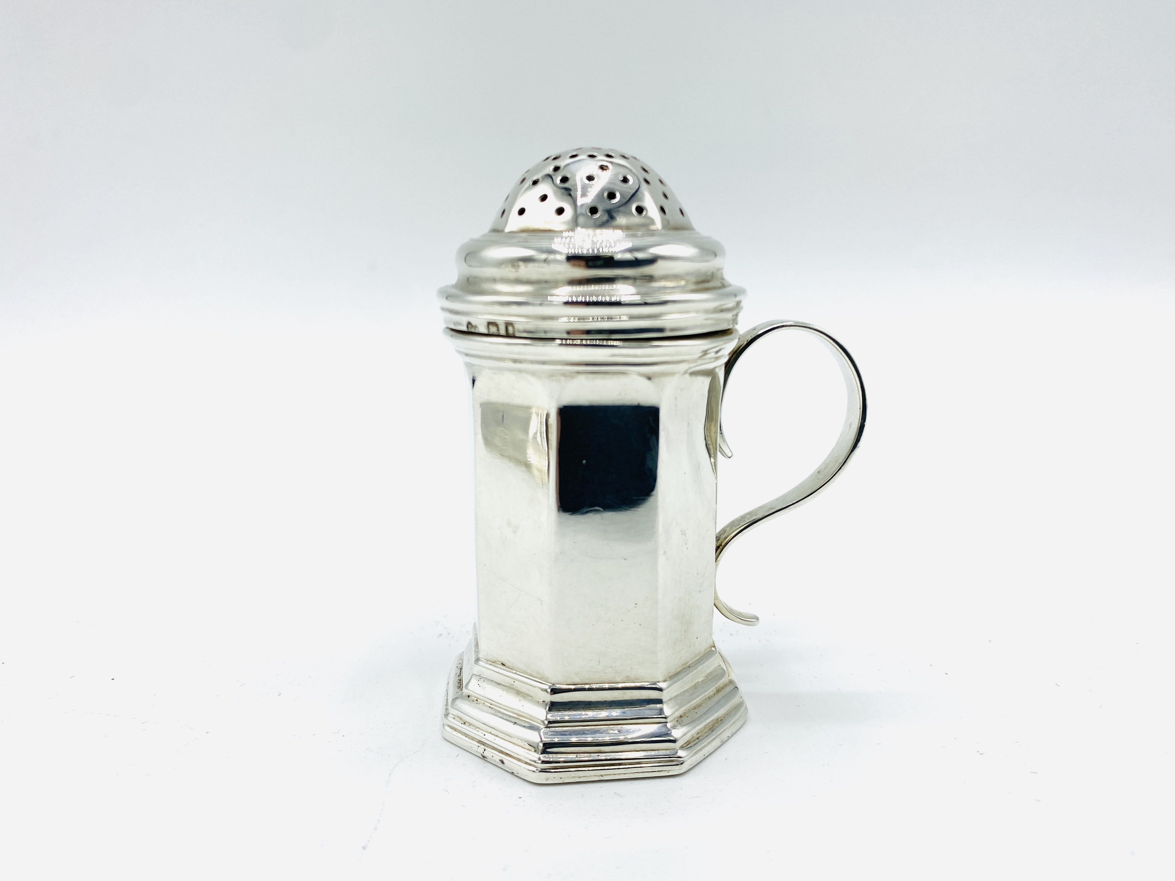 A silver trencher style cruet set by Charles & Richard Comyns, London 1921 - Image 6 of 9