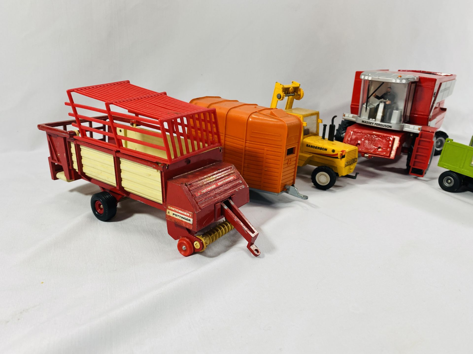 A collection of model farm machinery - Bild 8 aus 8