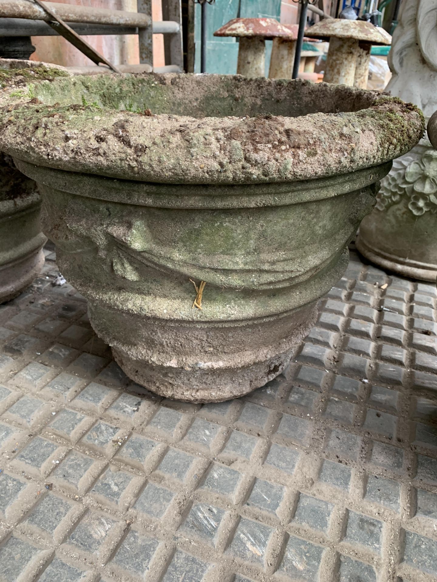 Three cast concrete planters - Bild 5 aus 5