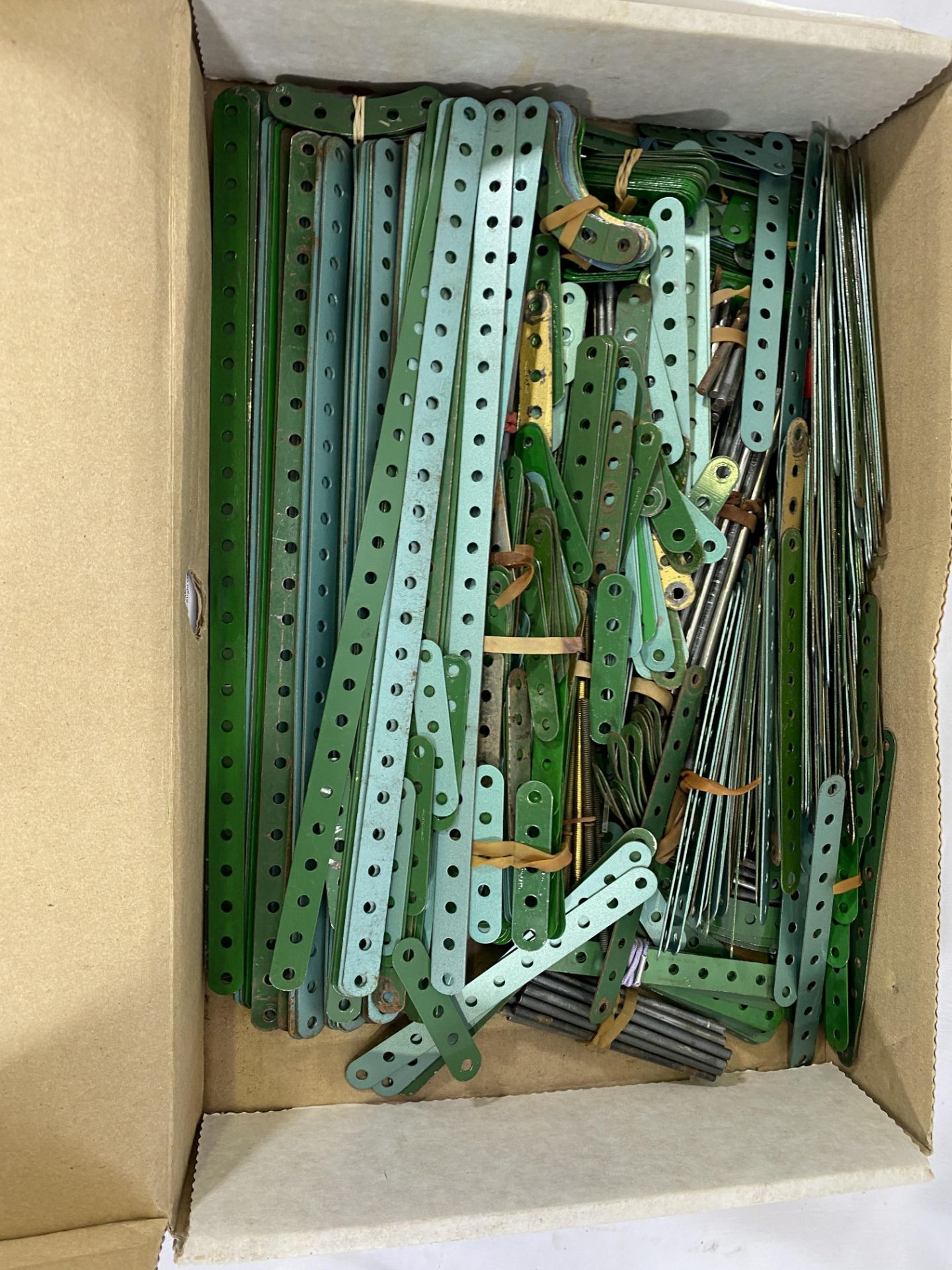 A quantity of Meccano rods - Bild 2 aus 2