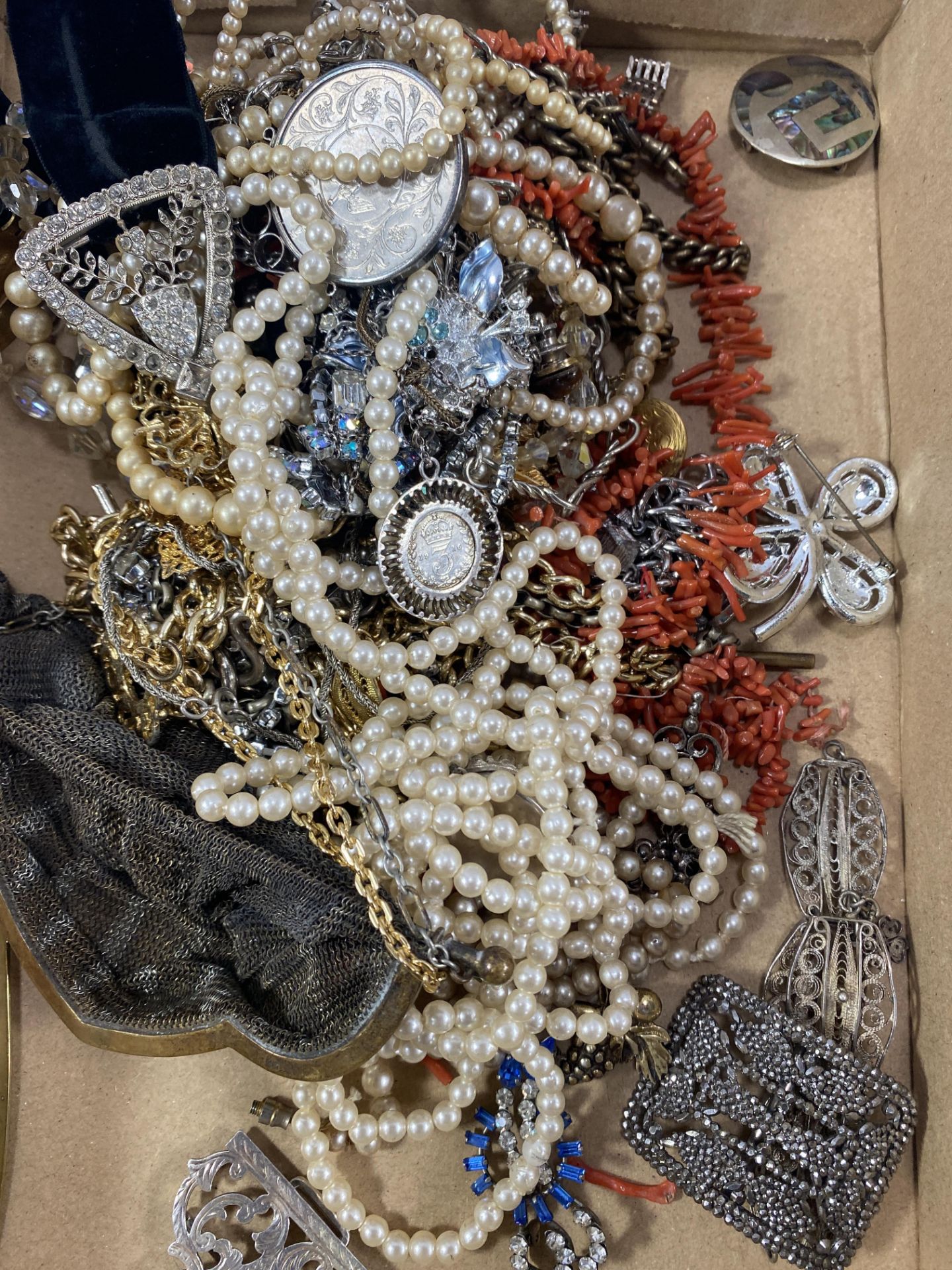 A quantity of costume jewellery - Bild 2 aus 4