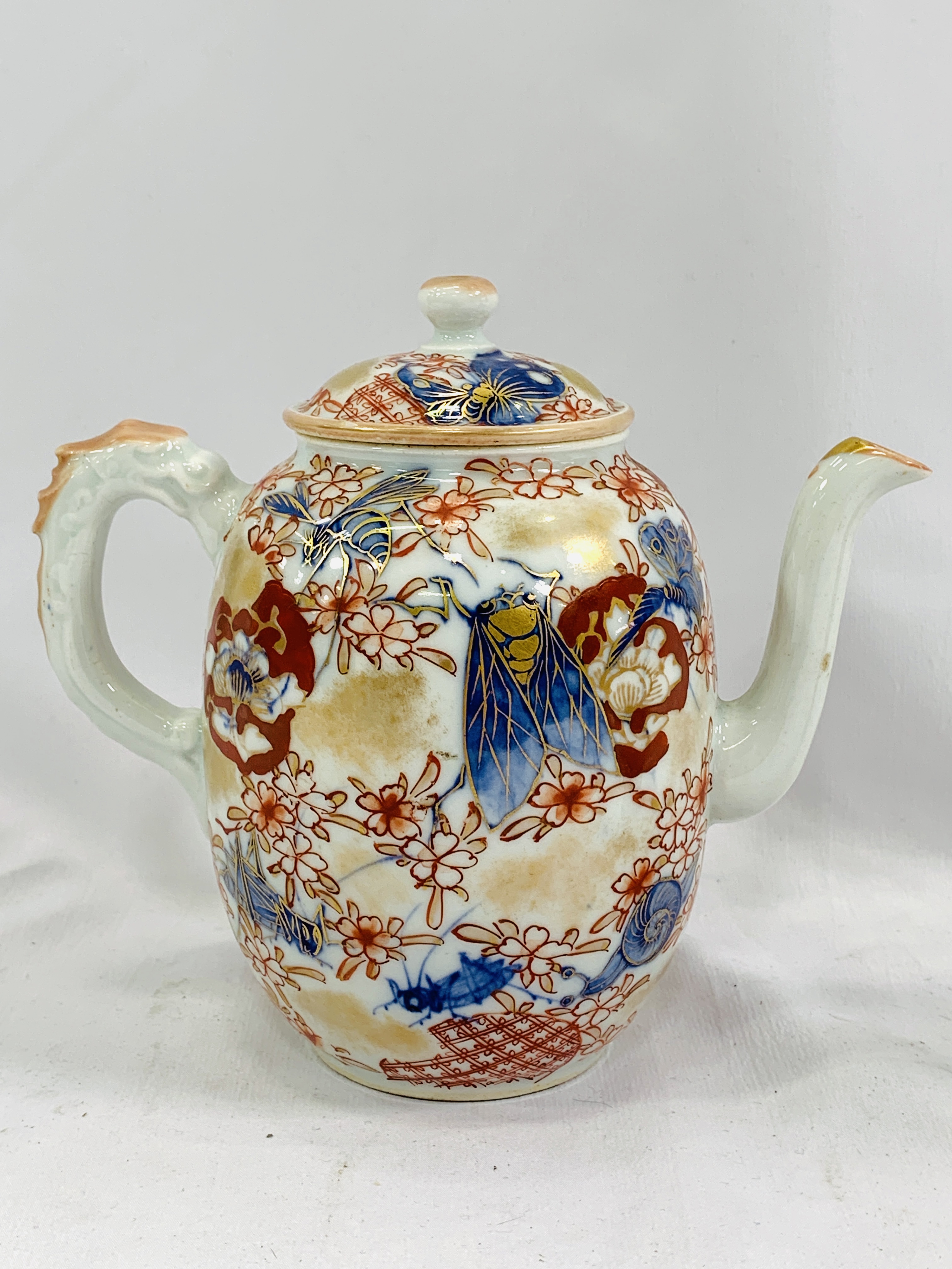 An Imari teapot and vase - Image 2 of 4