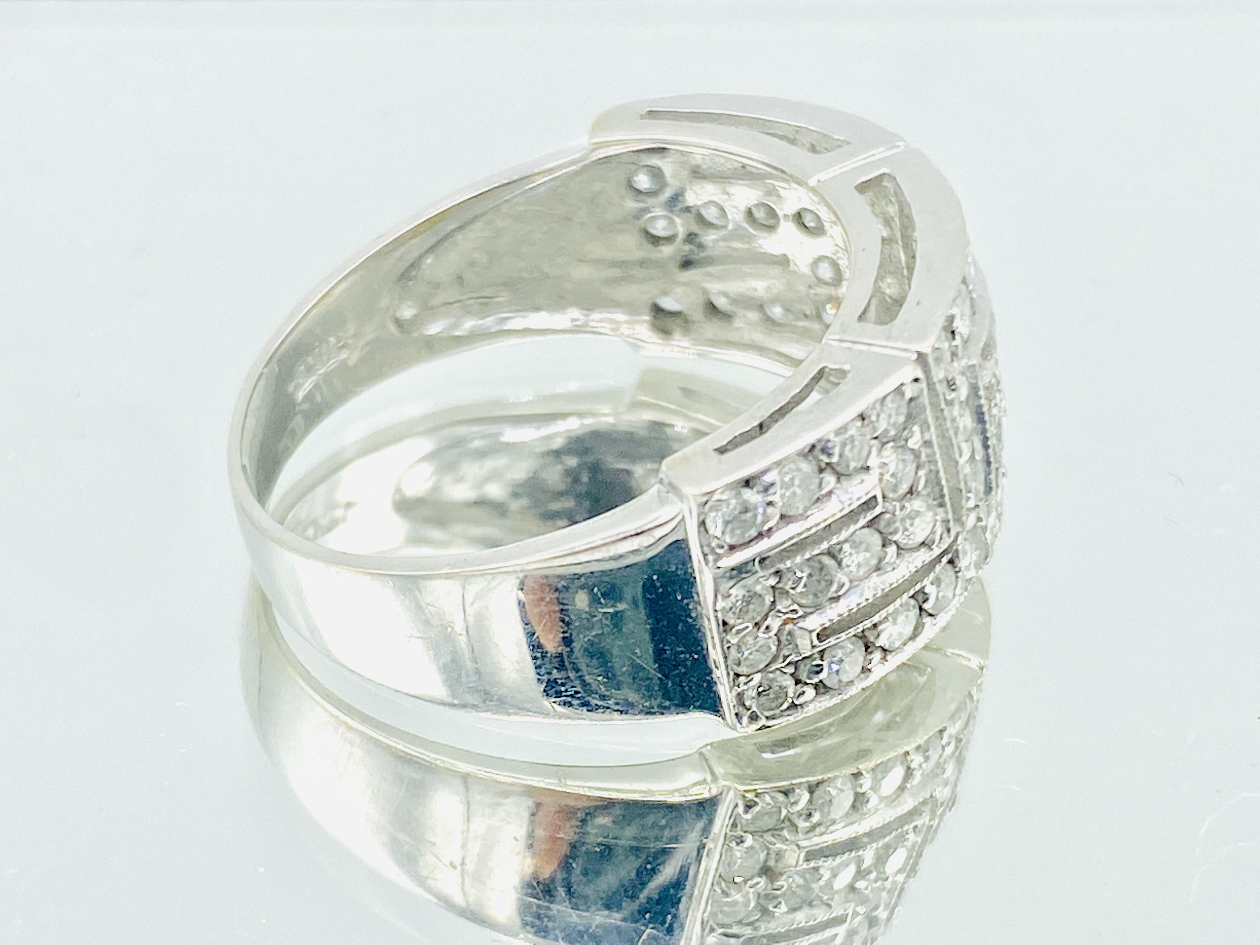 18ct white gold Greek key patterned ring - Image 4 of 4