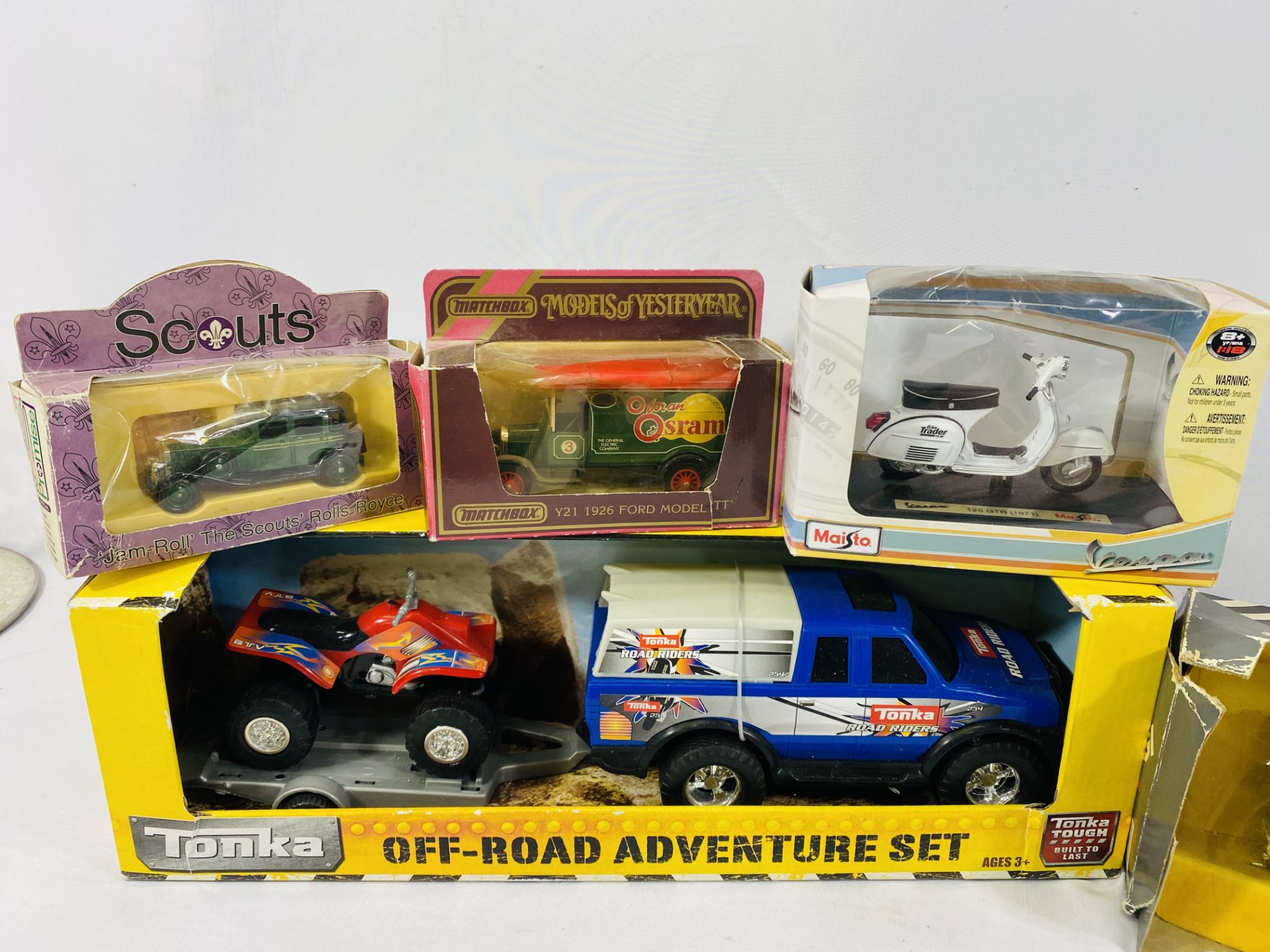 A collection of boxed vehicles - Image 2 of 3